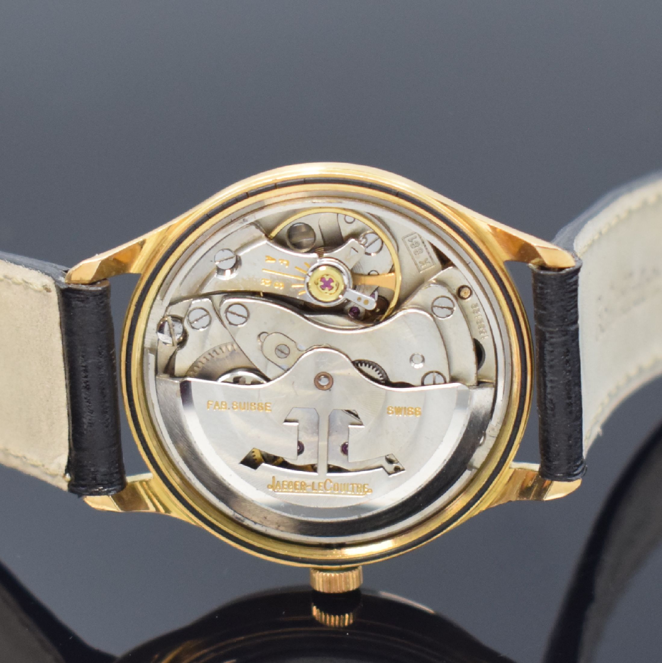 Detail e: Jaeger-LeCoultre Armbanduhr in RG 750/000, Automatik, Schweiz um 1960, Boden verschr., silb. Zifferbl. m. aufgel. Indizes altersbed. fl., Anz. v. ...