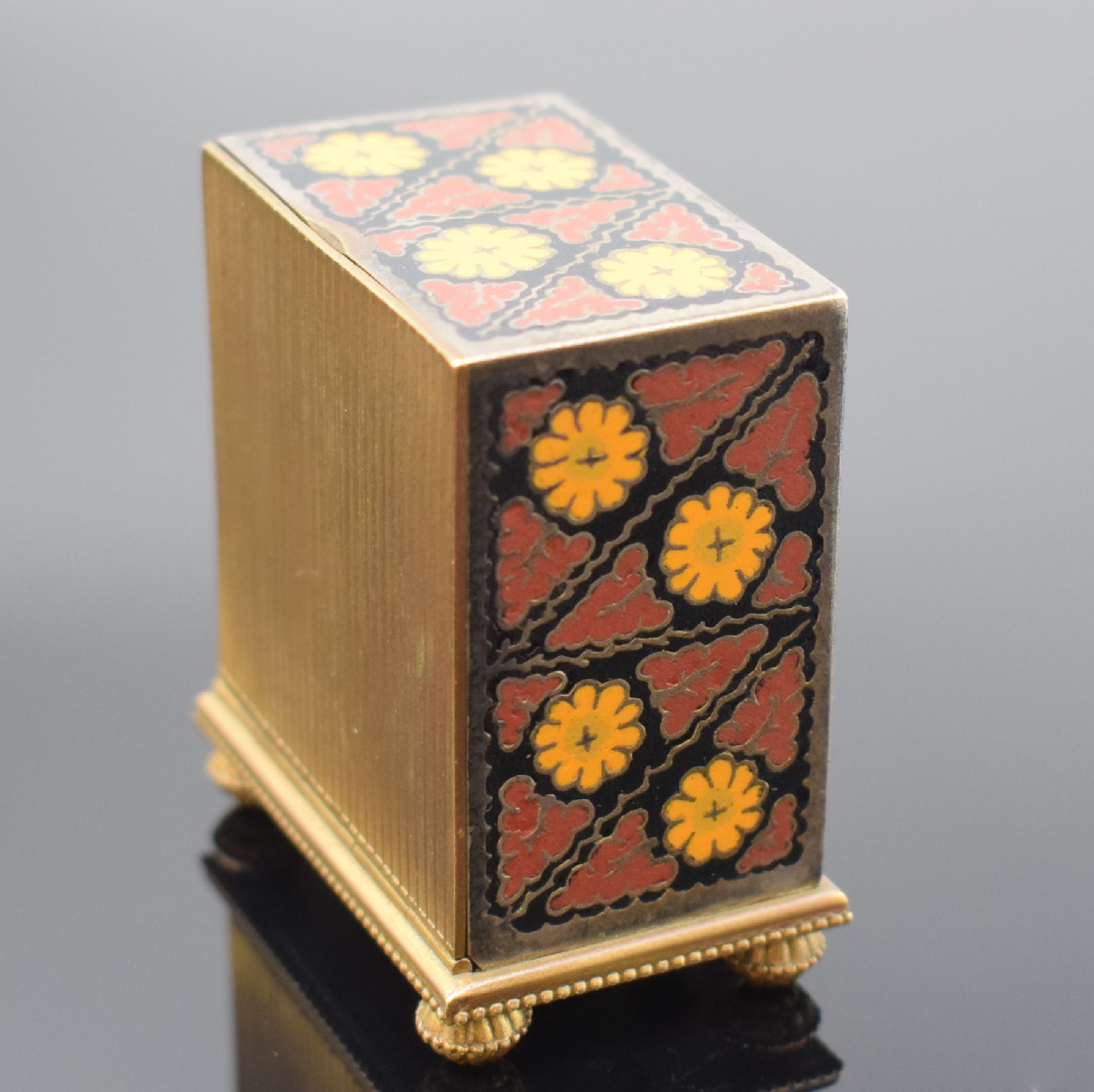 Detail a: ZENITH kleiner Reisewecker im vergoldeten Gehäuse mit Email-Einlagen, Schweiz um 1920, 4-seitig polychrom floral emailliertes Geh. auf 4 Füßen, ...