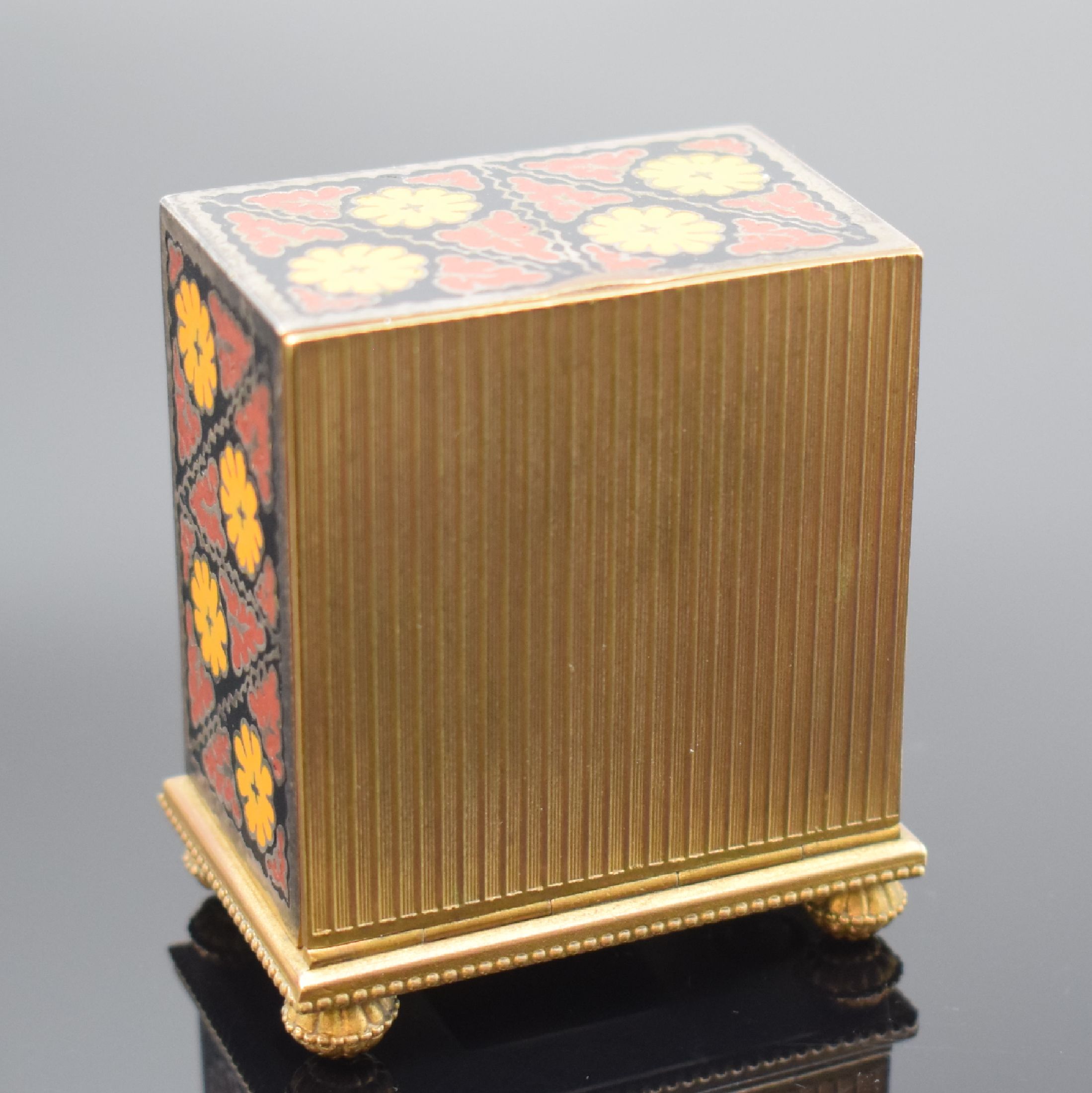 Detail b: ZENITH kleiner Reisewecker im vergoldeten Gehäuse mit Email-Einlagen, Schweiz um 1920, 4-seitig polychrom floral emailliertes Geh. auf 4 Füßen, ...