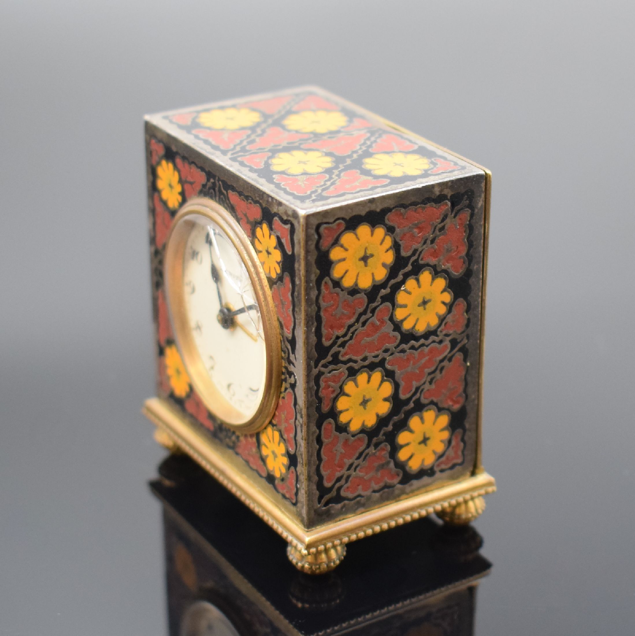 Detail c: ZENITH kleiner Reisewecker im vergoldeten Gehäuse mit Email-Einlagen, Schweiz um 1920, 4-seitig polychrom floral emailliertes Geh. auf 4 Füßen, ...