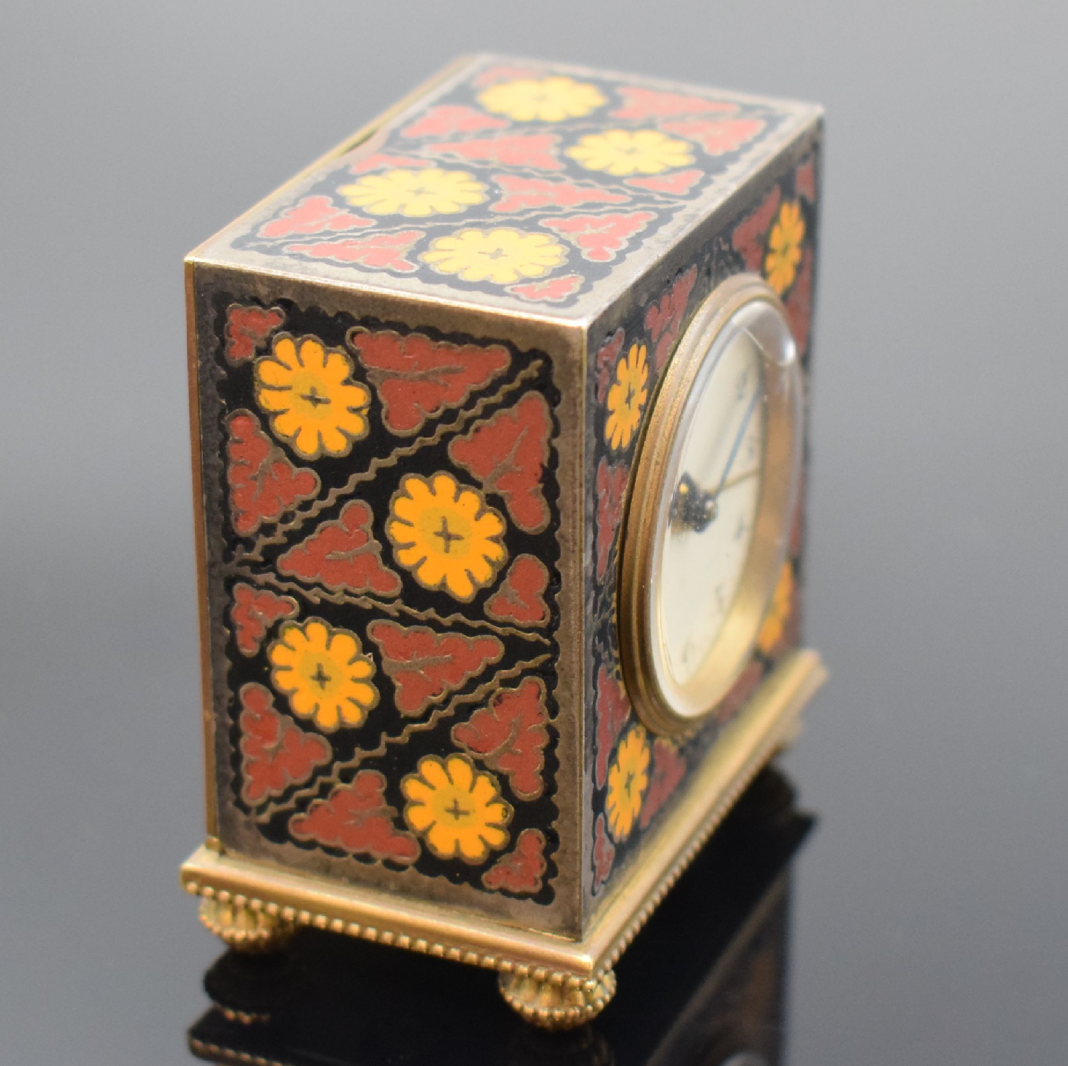 Detail d: ZENITH kleiner Reisewecker im vergoldeten Gehäuse mit Email-Einlagen, Schweiz um 1920, 4-seitig polychrom floral emailliertes Geh. auf 4 Füßen, ...