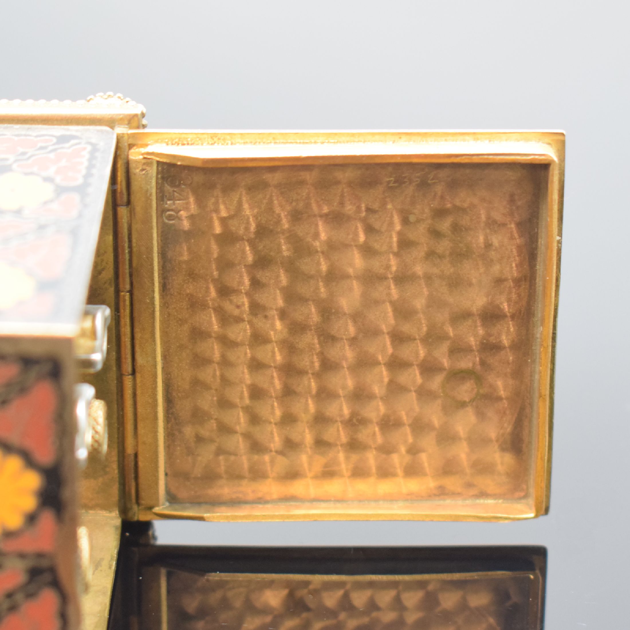 Detail f: ZENITH kleiner Reisewecker im vergoldeten Gehäuse mit Email-Einlagen, Schweiz um 1920, 4-seitig polychrom floral emailliertes Geh. auf 4 Füßen, ...