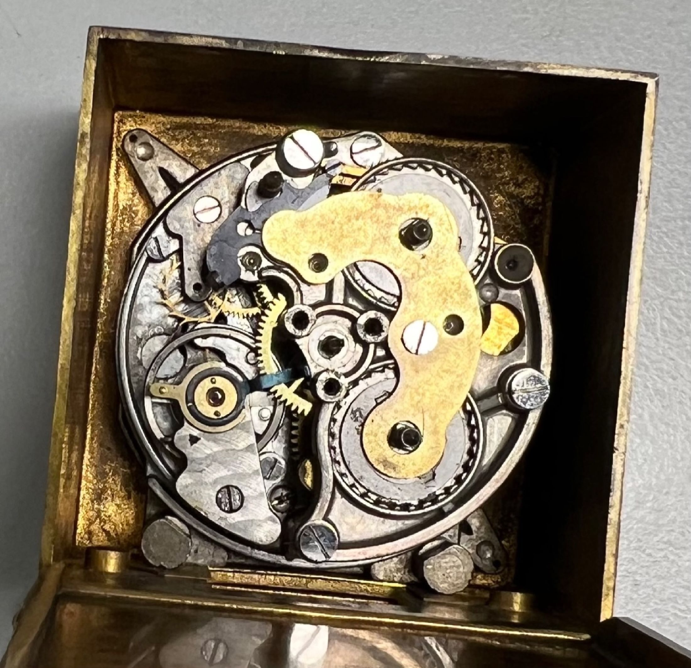 Detail h: ZENITH kleiner Reisewecker im vergoldeten Gehäuse mit Email-Einlagen, Schweiz um 1920, 4-seitig polychrom floral emailliertes Geh. auf 4 Füßen, ...