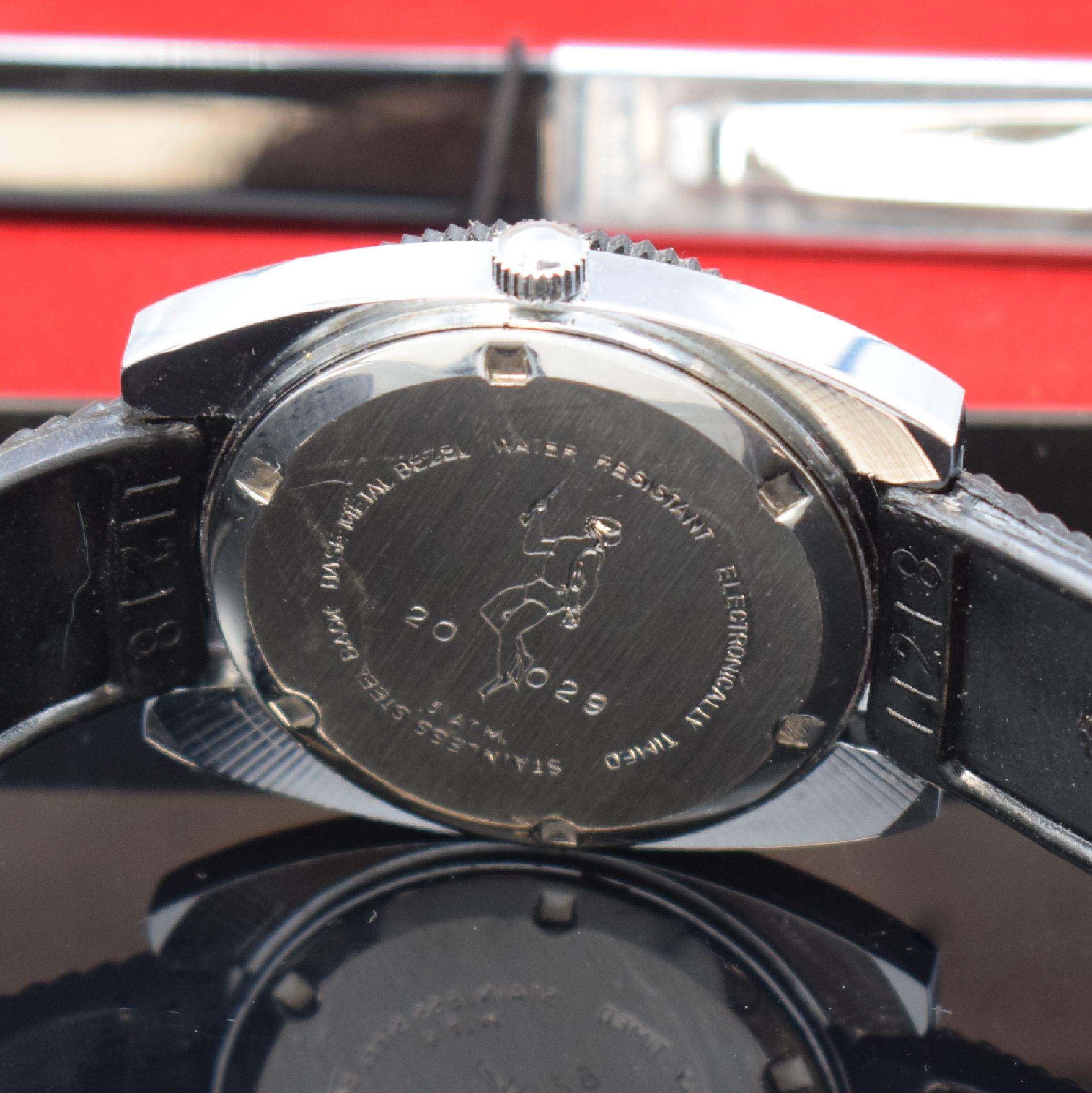 Detail c: BULER Armbanduhr im Taucherdesign, Handaufzug, Schweiz um 1970, verchr. Geh., Edelstahlboden verschr., Lünette m. 60er Teilung beids. drehb., ...