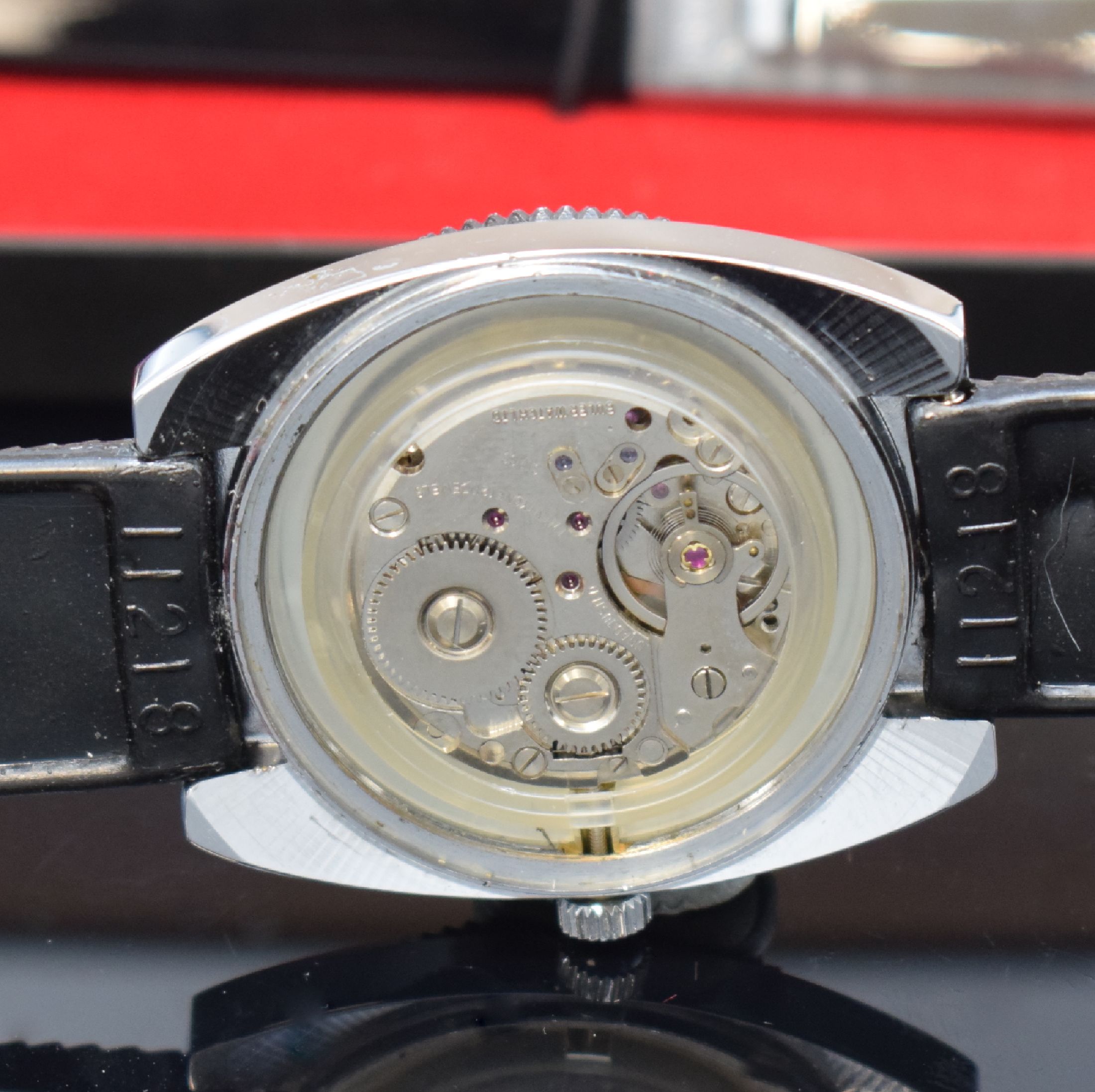 Detail e: BULER Armbanduhr im Taucherdesign, Handaufzug, Schweiz um 1970, verchr. Geh., Edelstahlboden verschr., Lünette m. 60er Teilung beids. drehb., ...
