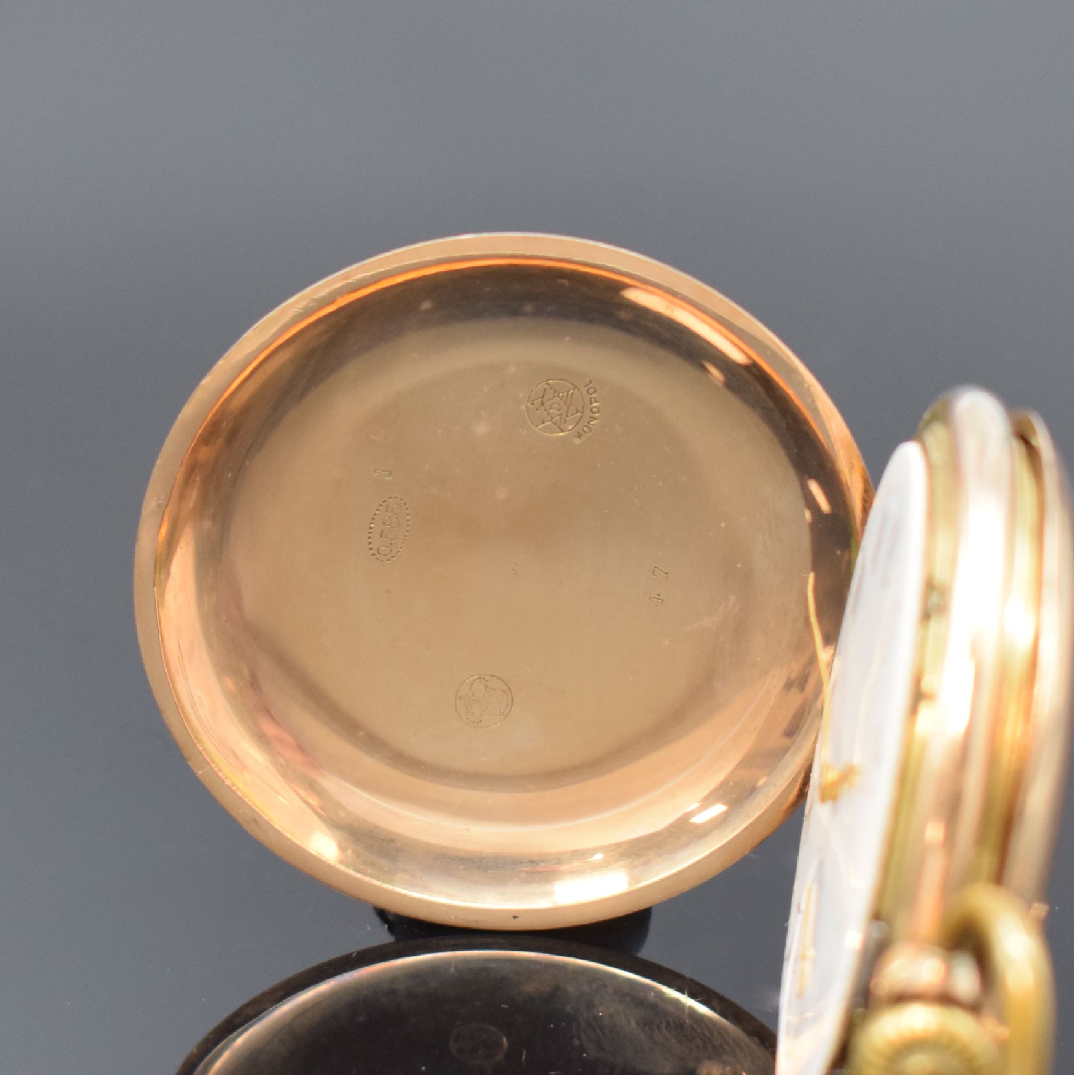 Detail a: MONOPOL DÜRRSTEIN Savonette in RG 585/000 mit vergoldeter Kette, Schweiz um 1900, 3- Deckel Goldgeh. dell., guill. Sprung- u. Rückdeckel, ...