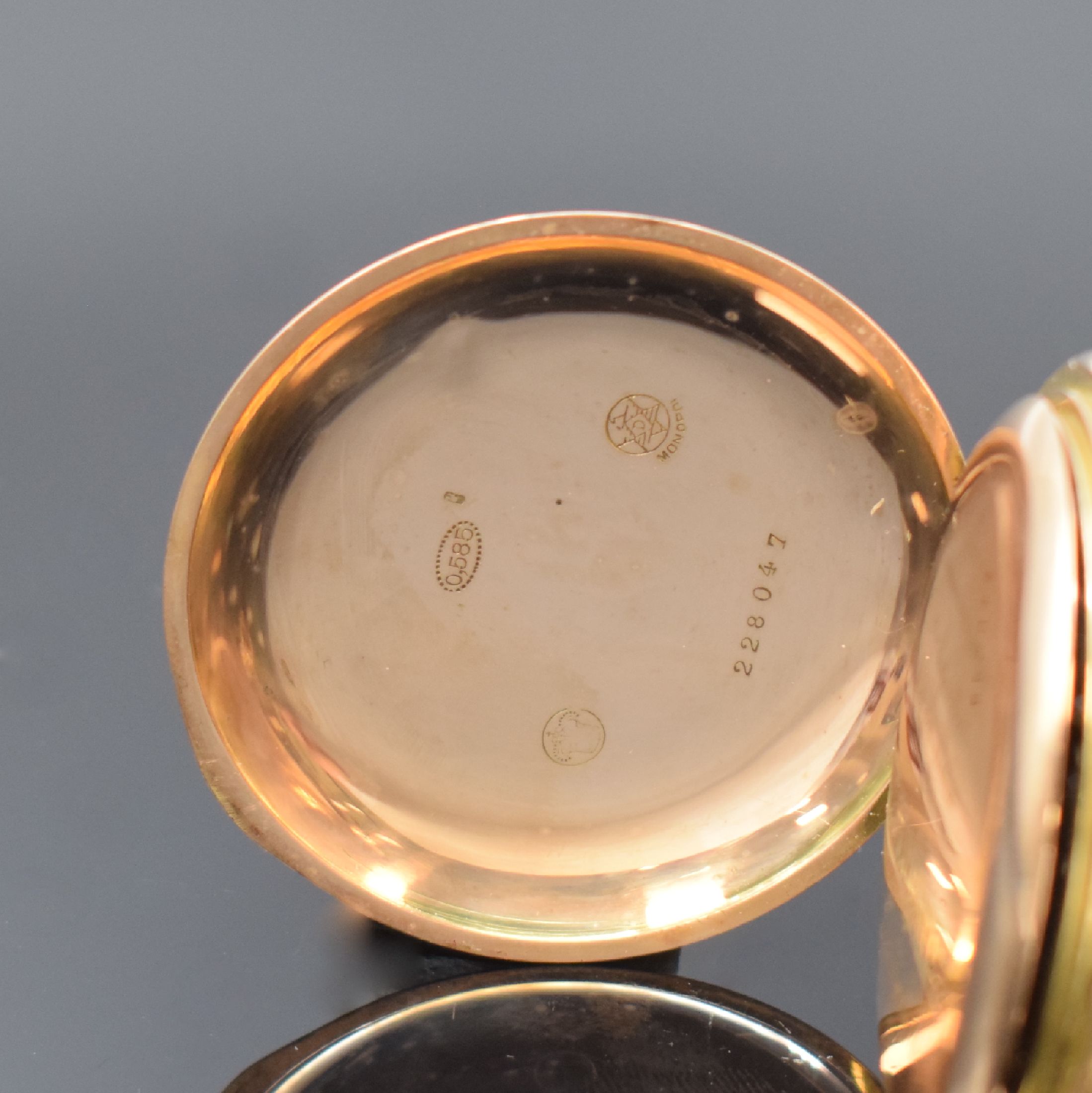 Detail d: MONOPOL DÜRRSTEIN Savonette in RG 585/000 mit vergoldeter Kette, Schweiz um 1900, 3- Deckel Goldgeh. dell., guill. Sprung- u. Rückdeckel, ...