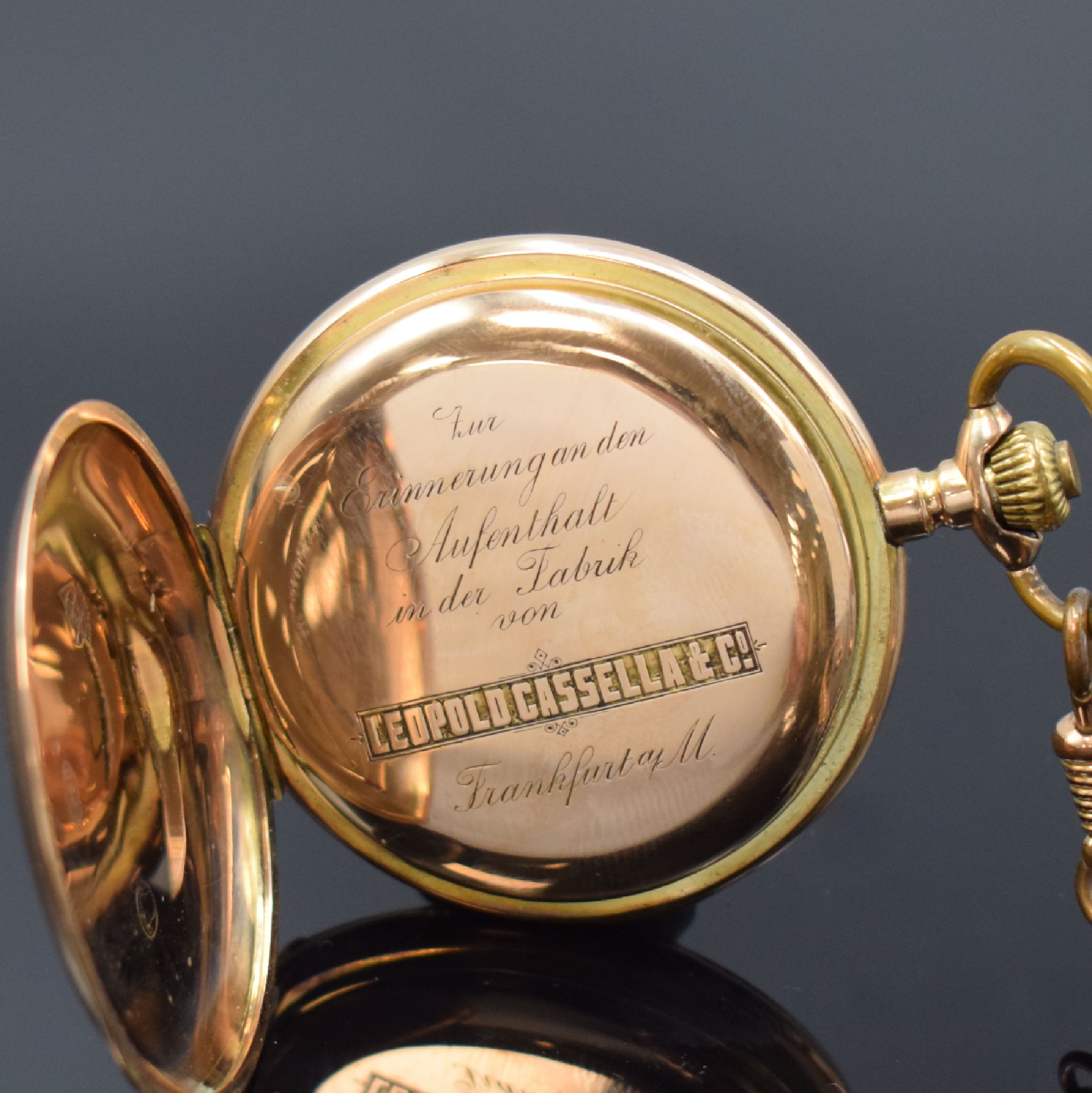 Detail e: MONOPOL DÜRRSTEIN Savonette in RG 585/000 mit vergoldeter Kette, Schweiz um 1900, 3- Deckel Goldgeh. dell., guill. Sprung- u. Rückdeckel, ...