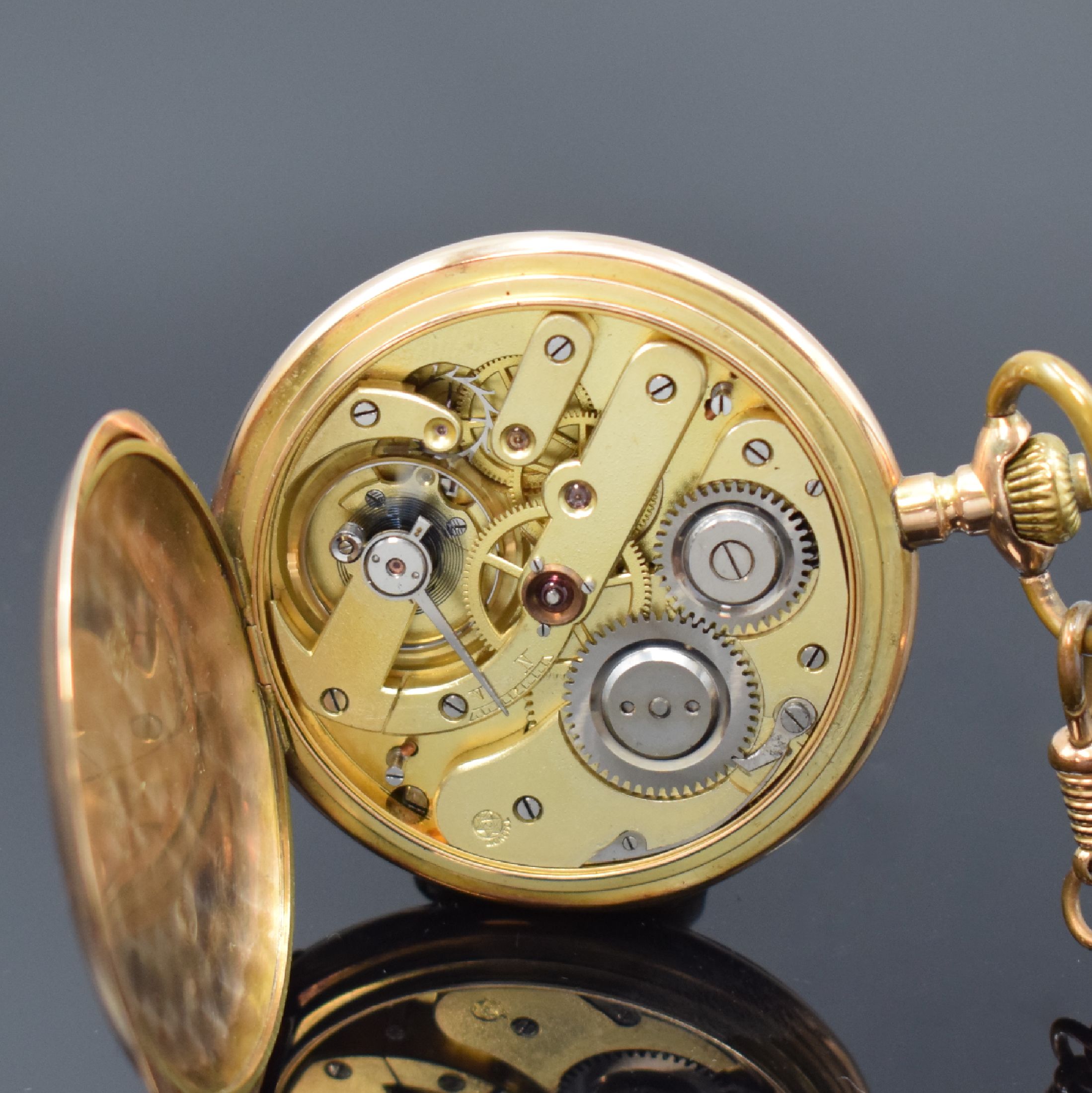Detail g: MONOPOL DÜRRSTEIN Savonette in RG 585/000 mit vergoldeter Kette, Schweiz um 1900, 3- Deckel Goldgeh. dell., guill. Sprung- u. Rückdeckel, ...