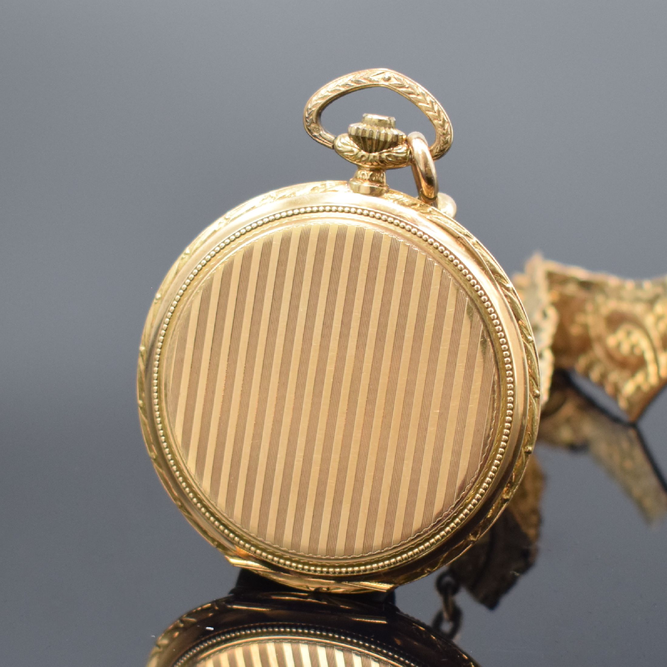Detail c: LUXOR Chronometre Savonette in GG 585/000 mit vergoldeter Chatelaine, Schweiz um 1925, gut erhaltenes streifen-guill. Geh., floral grav. Rand, verg. ...