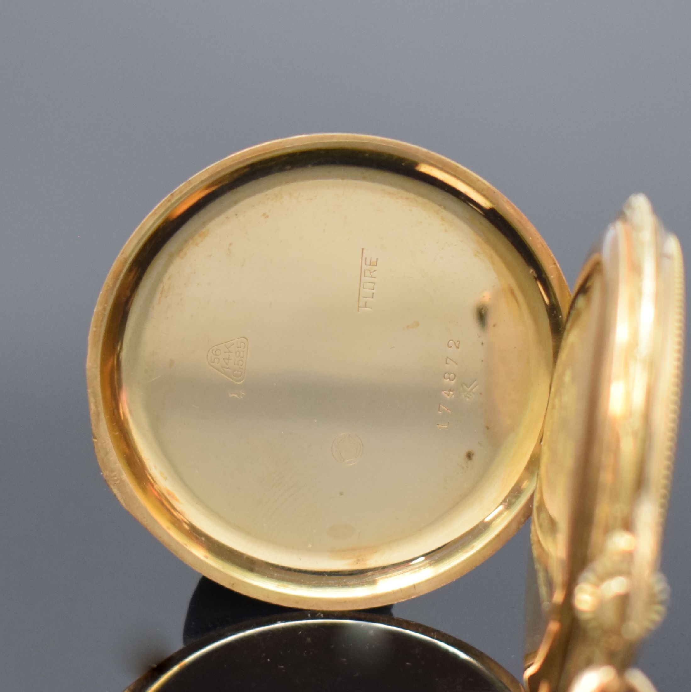 Detail d: LUXOR Chronometre Savonette in GG 585/000 mit vergoldeter Chatelaine, Schweiz um 1925, gut erhaltenes streifen-guill. Geh., floral grav. Rand, verg. ...