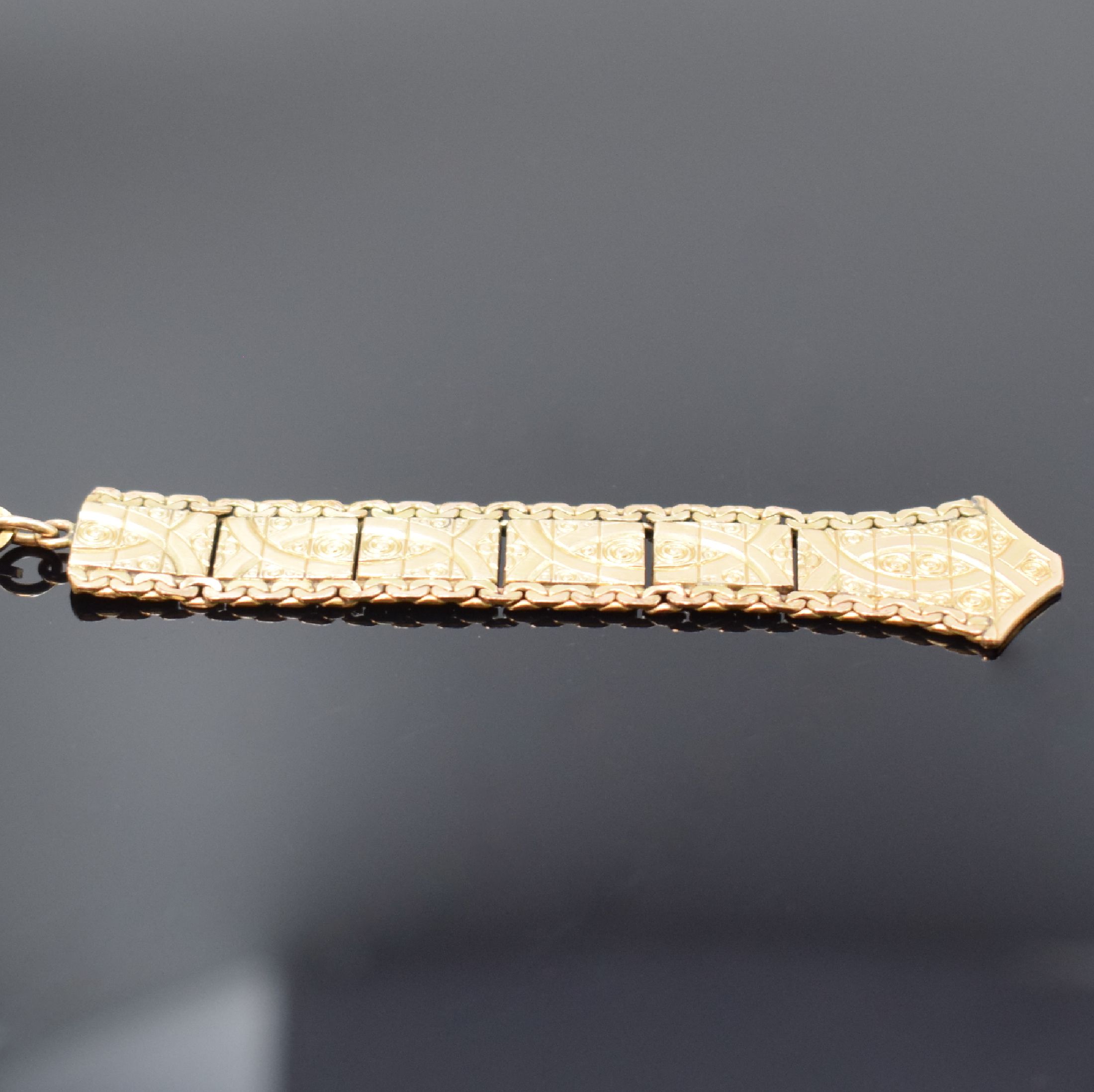 Detail h: LUXOR Chronometre Savonette in GG 585/000 mit vergoldeter Chatelaine, Schweiz um 1925, gut erhaltenes streifen-guill. Geh., floral grav. Rand, verg. ...