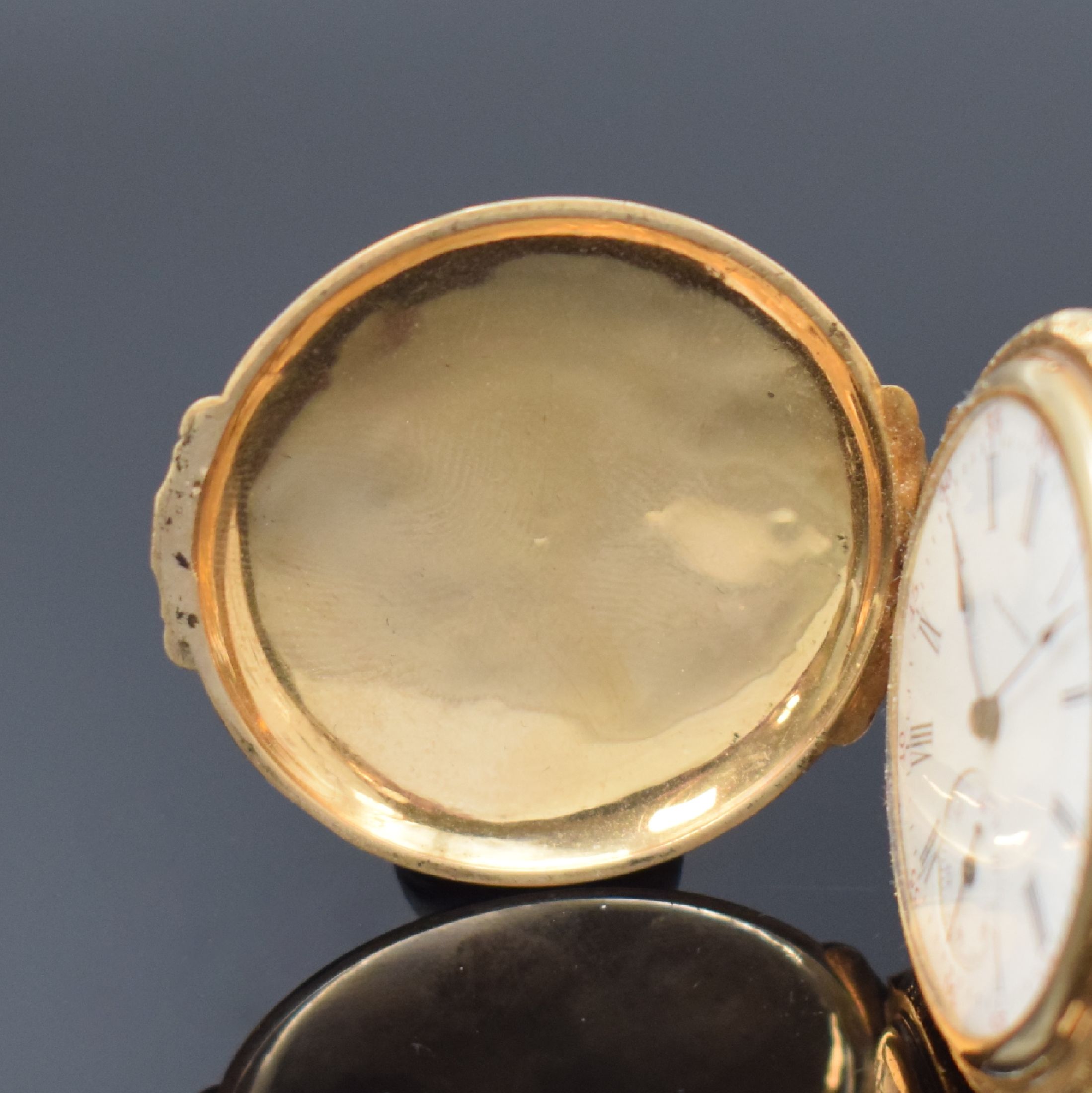 Detail a: WALTHAM Damensavonette in GG 585/000, USA um 1890, floral grav. 3-Deckel Goldgeh. m. großem Aussenscharnier dell., 2-tlg. Emailzifferbl., feine ...