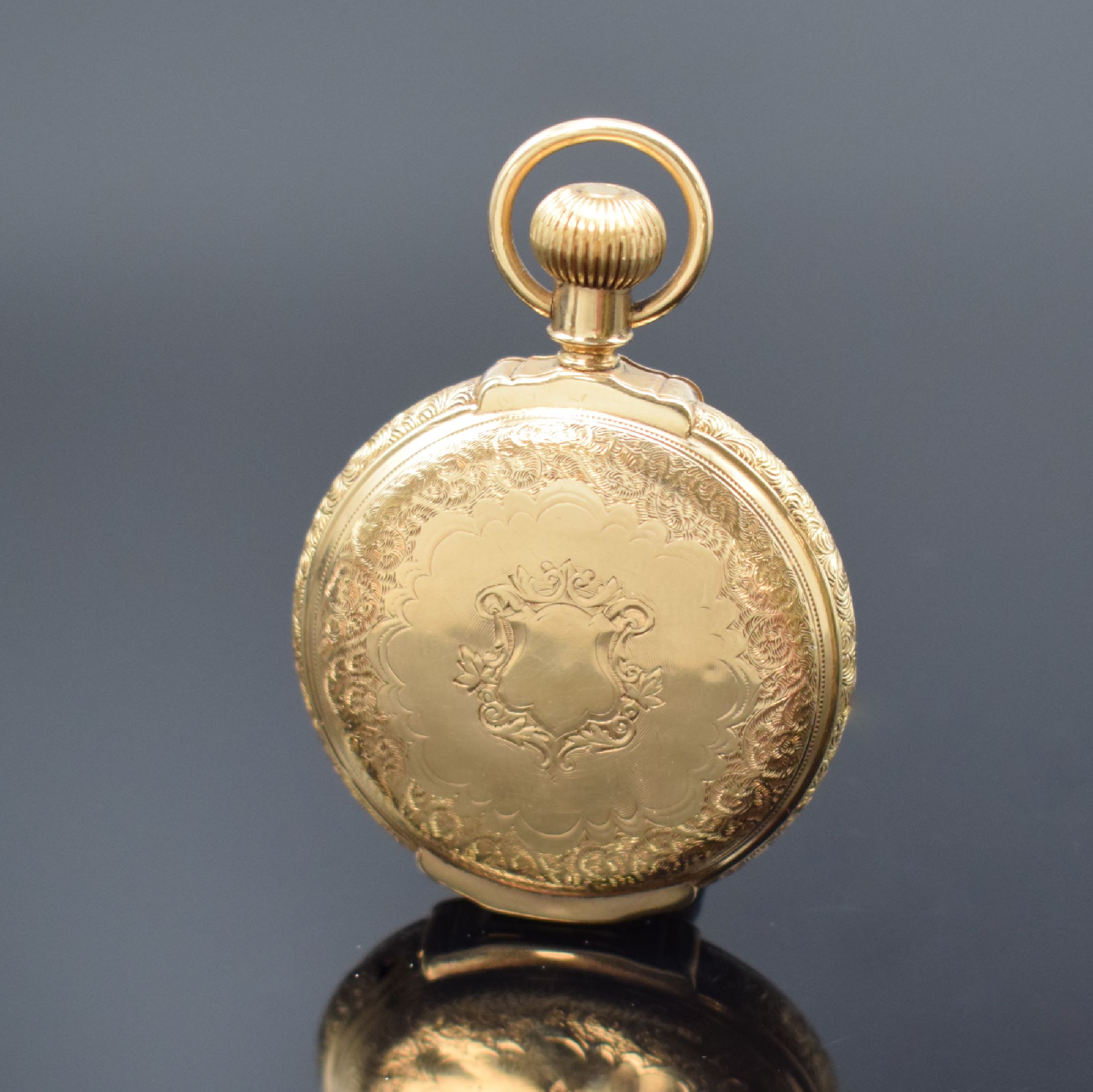 Detail b: WALTHAM Damensavonette in GG 585/000, USA um 1890, floral grav. 3-Deckel Goldgeh. m. großem Aussenscharnier dell., 2-tlg. Emailzifferbl., feine ...