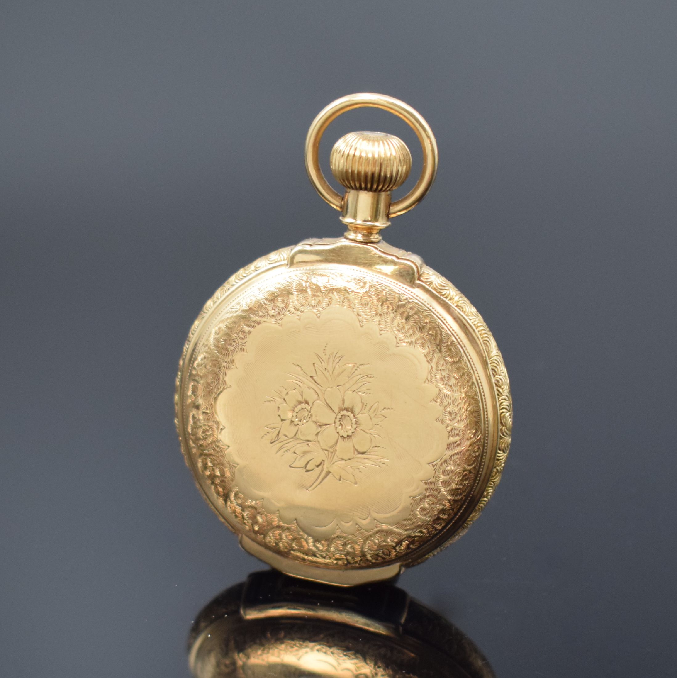 Detail c: WALTHAM Damensavonette in GG 585/000, USA um 1890, floral grav. 3-Deckel Goldgeh. m. großem Aussenscharnier dell., 2-tlg. Emailzifferbl., feine ...