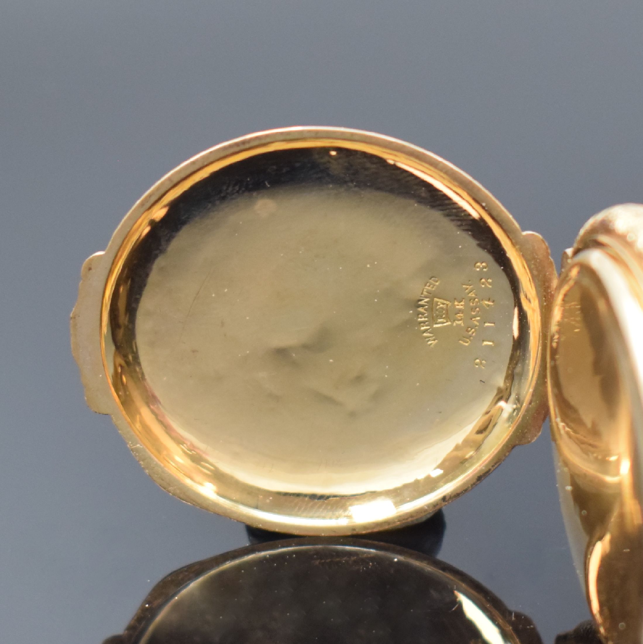 Detail d: WALTHAM Damensavonette in GG 585/000, USA um 1890, floral grav. 3-Deckel Goldgeh. m. großem Aussenscharnier dell., 2-tlg. Emailzifferbl., feine ...