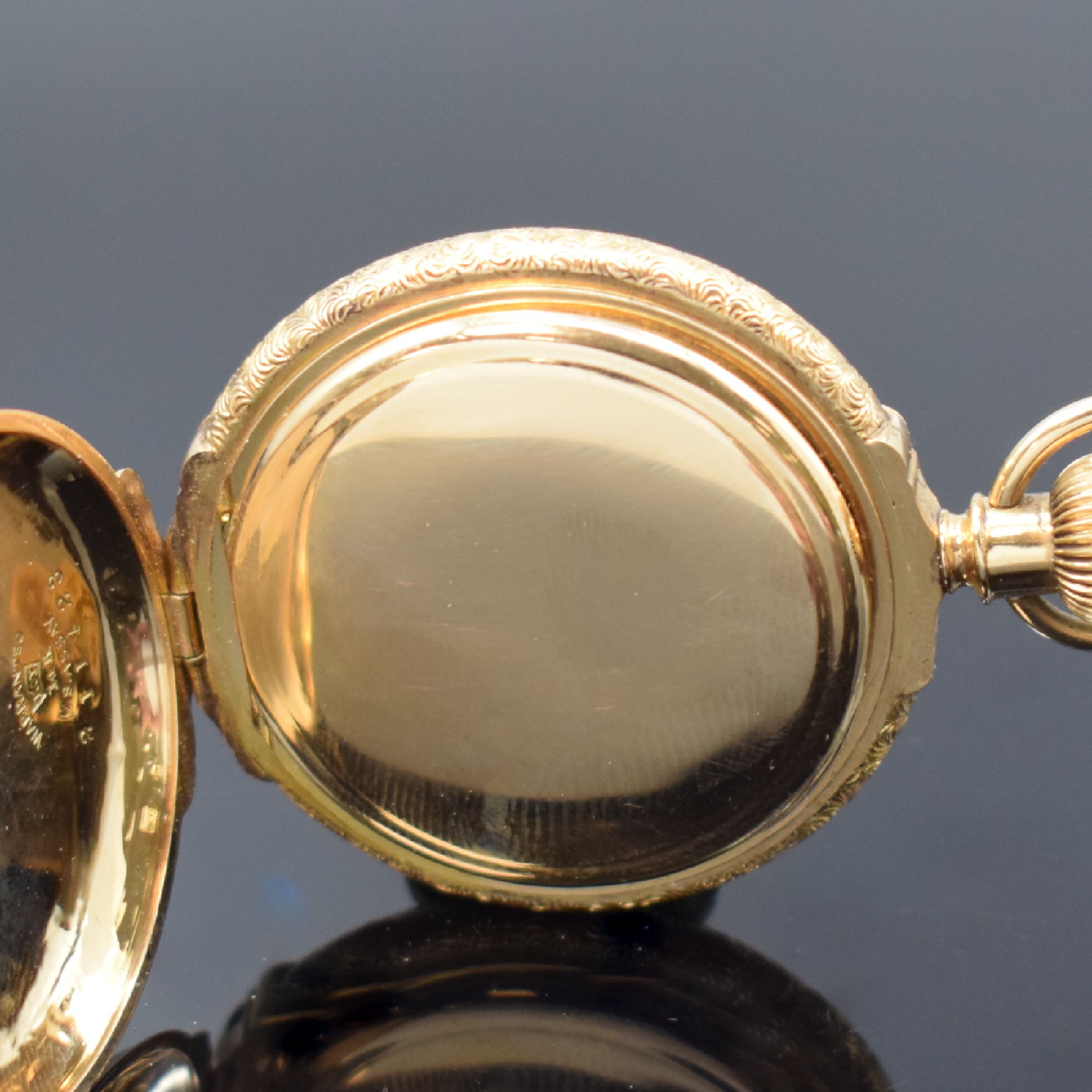 Detail e: WALTHAM Damensavonette in GG 585/000, USA um 1890, floral grav. 3-Deckel Goldgeh. m. großem Aussenscharnier dell., 2-tlg. Emailzifferbl., feine ...