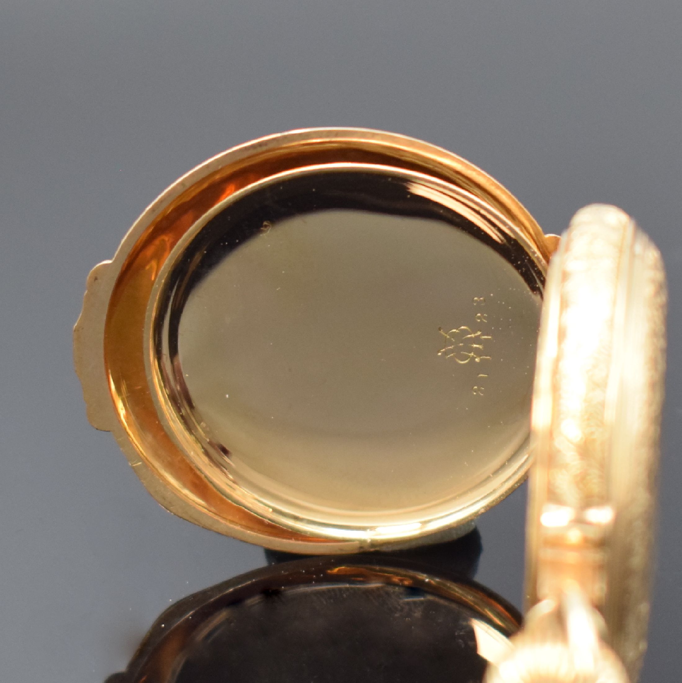 Detail f: WALTHAM Damensavonette in GG 585/000, USA um 1890, floral grav. 3-Deckel Goldgeh. m. großem Aussenscharnier dell., 2-tlg. Emailzifferbl., feine ...