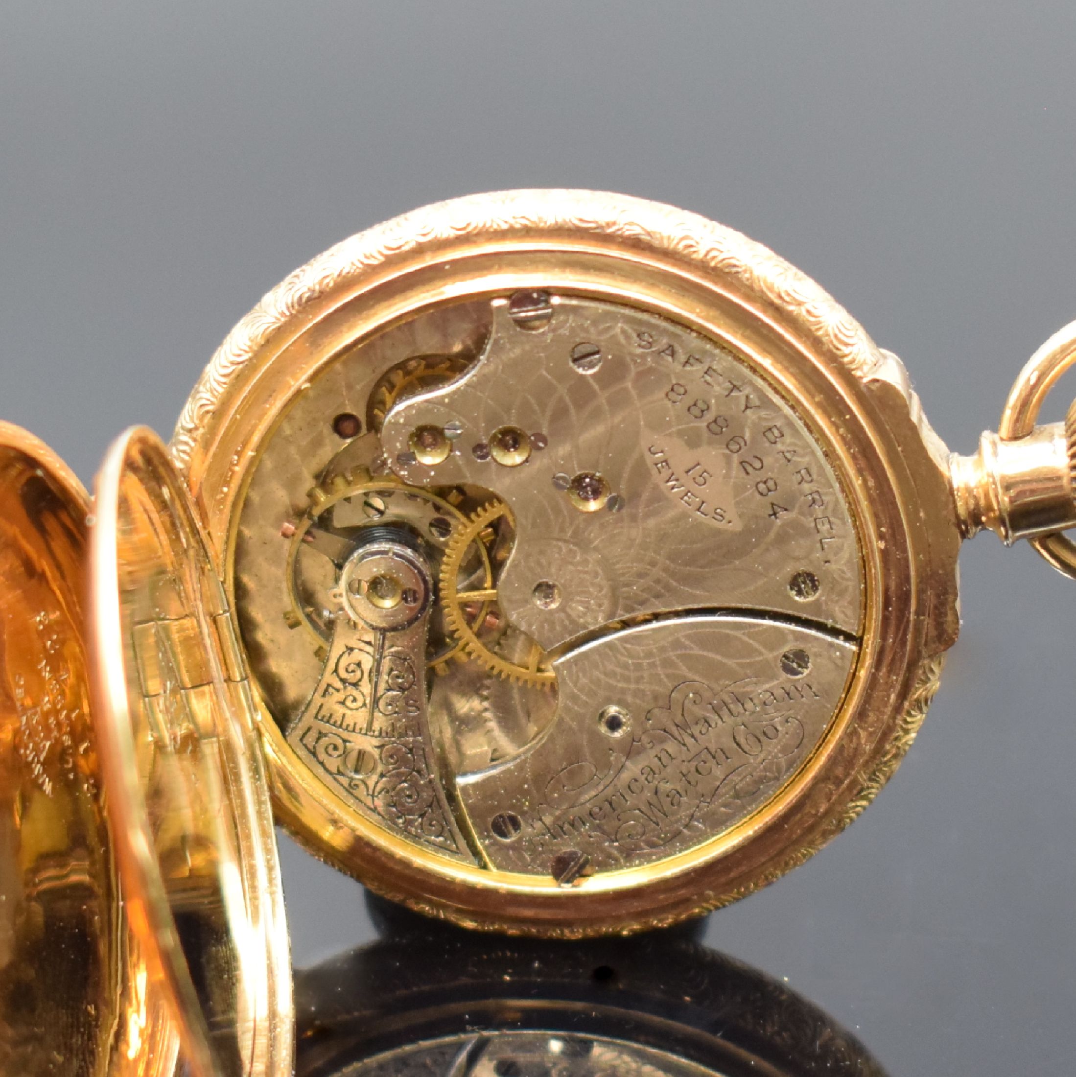 Detail g: WALTHAM Damensavonette in GG 585/000, USA um 1890, floral grav. 3-Deckel Goldgeh. m. großem Aussenscharnier dell., 2-tlg. Emailzifferbl., feine ...