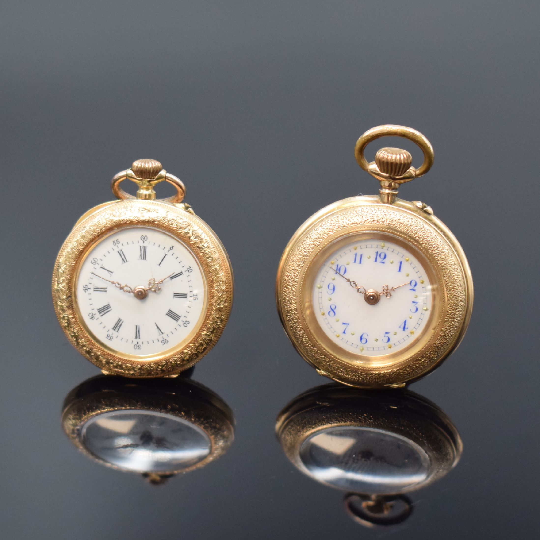 2 offene Damentaschenuhren in RG 585/000, Schweiz um 1890, vollgrav. Geh. teilw. emailliert, Emailzifferblätter, 1 x m. blauen arab. Zahlen, gold. ...