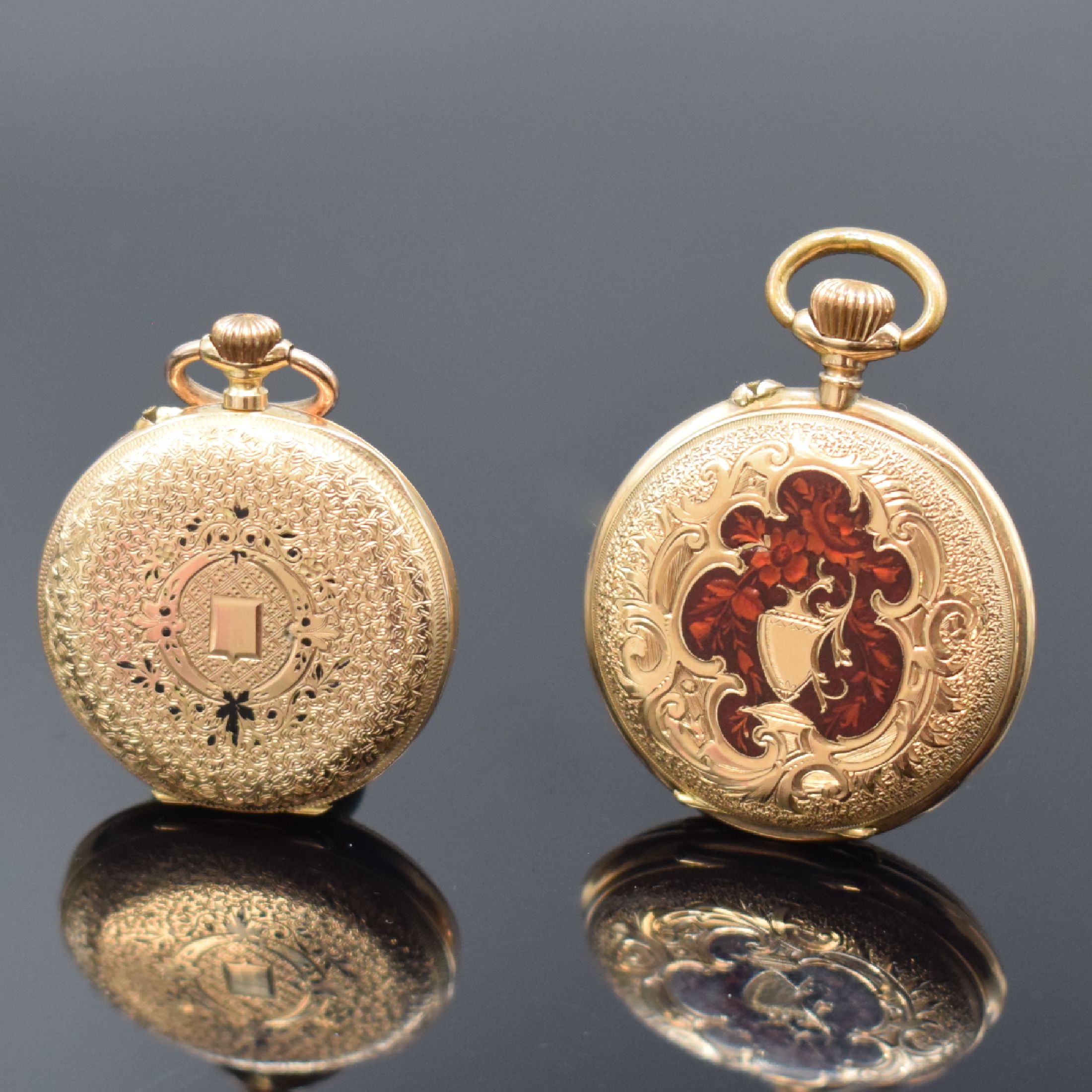 Detail a: 2 offene Damentaschenuhren in RG 585/000, Schweiz um 1890, vollgrav. Geh. teilw. emailliert, Emailzifferblätter, 1 x m. blauen arab. Zahlen, gold. ...