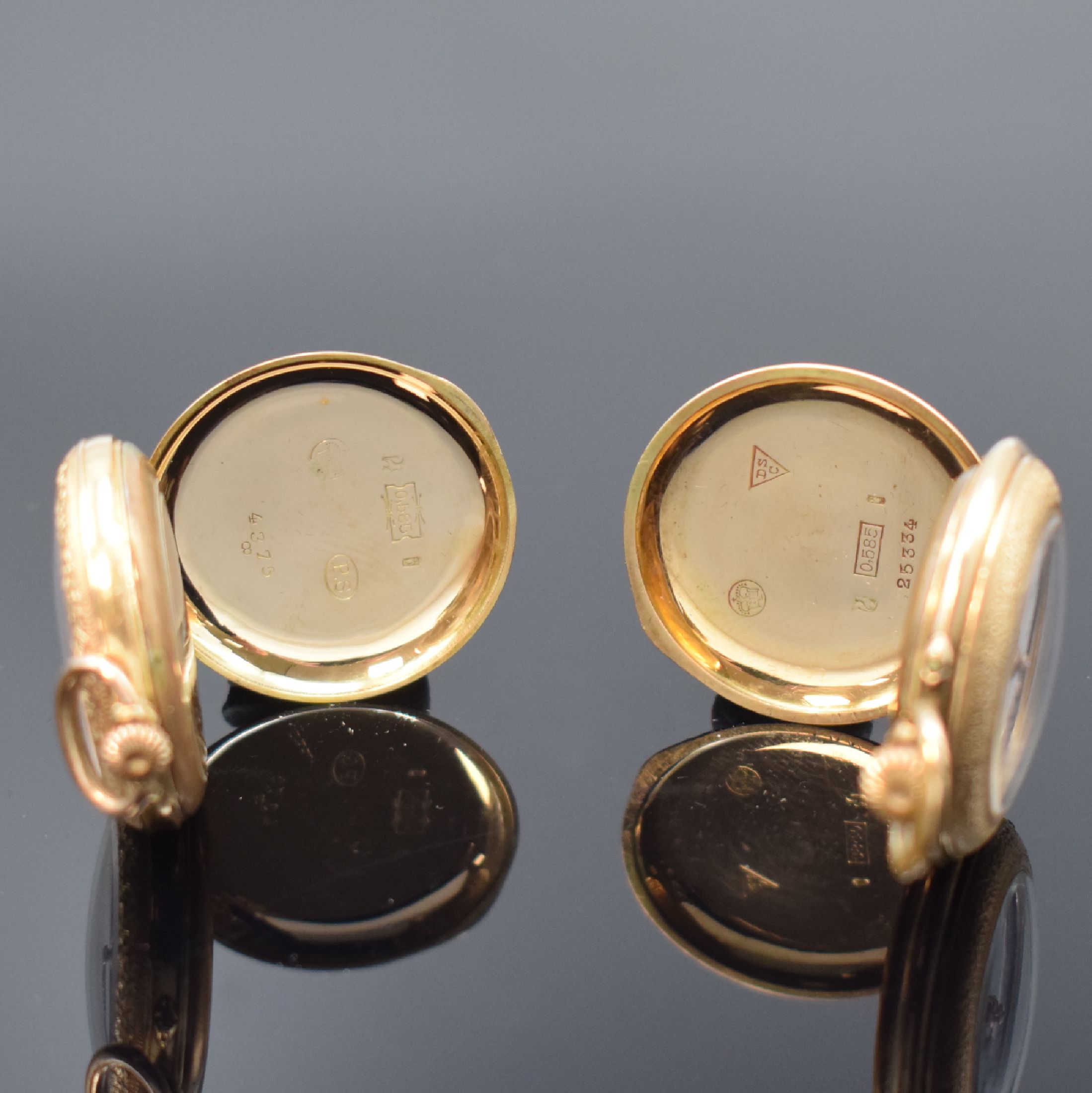 Detail b: 2 offene Damentaschenuhren in RG 585/000, Schweiz um 1890, vollgrav. Geh. teilw. emailliert, Emailzifferblätter, 1 x m. blauen arab. Zahlen, gold. ...