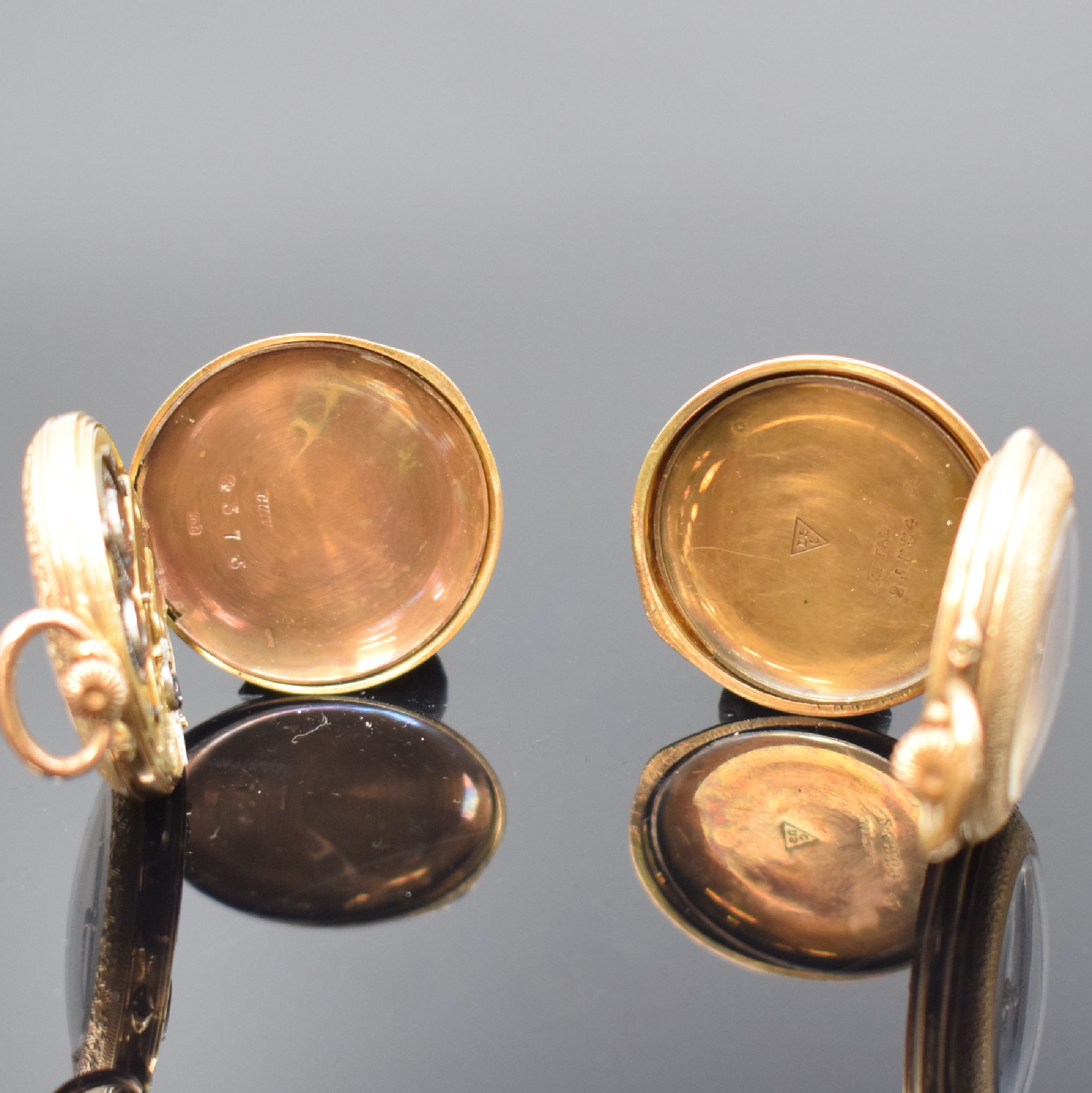 Detail d: 2 offene Damentaschenuhren in RG 585/000, Schweiz um 1890, vollgrav. Geh. teilw. emailliert, Emailzifferblätter, 1 x m. blauen arab. Zahlen, gold. ...
