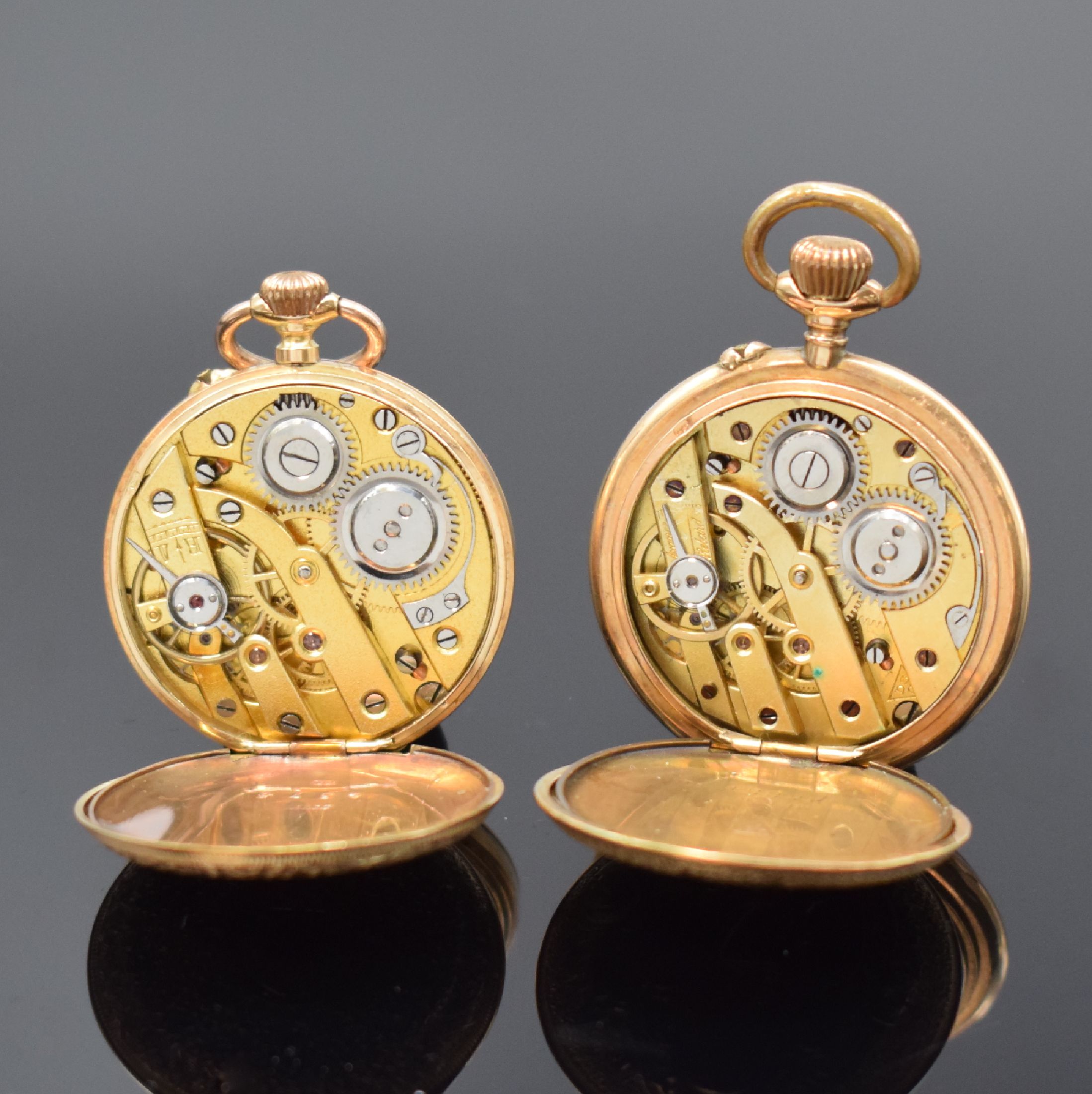 Detail e: 2 offene Damentaschenuhren in RG 585/000, Schweiz um 1890, vollgrav. Geh. teilw. emailliert, Emailzifferblätter, 1 x m. blauen arab. Zahlen, gold. ...