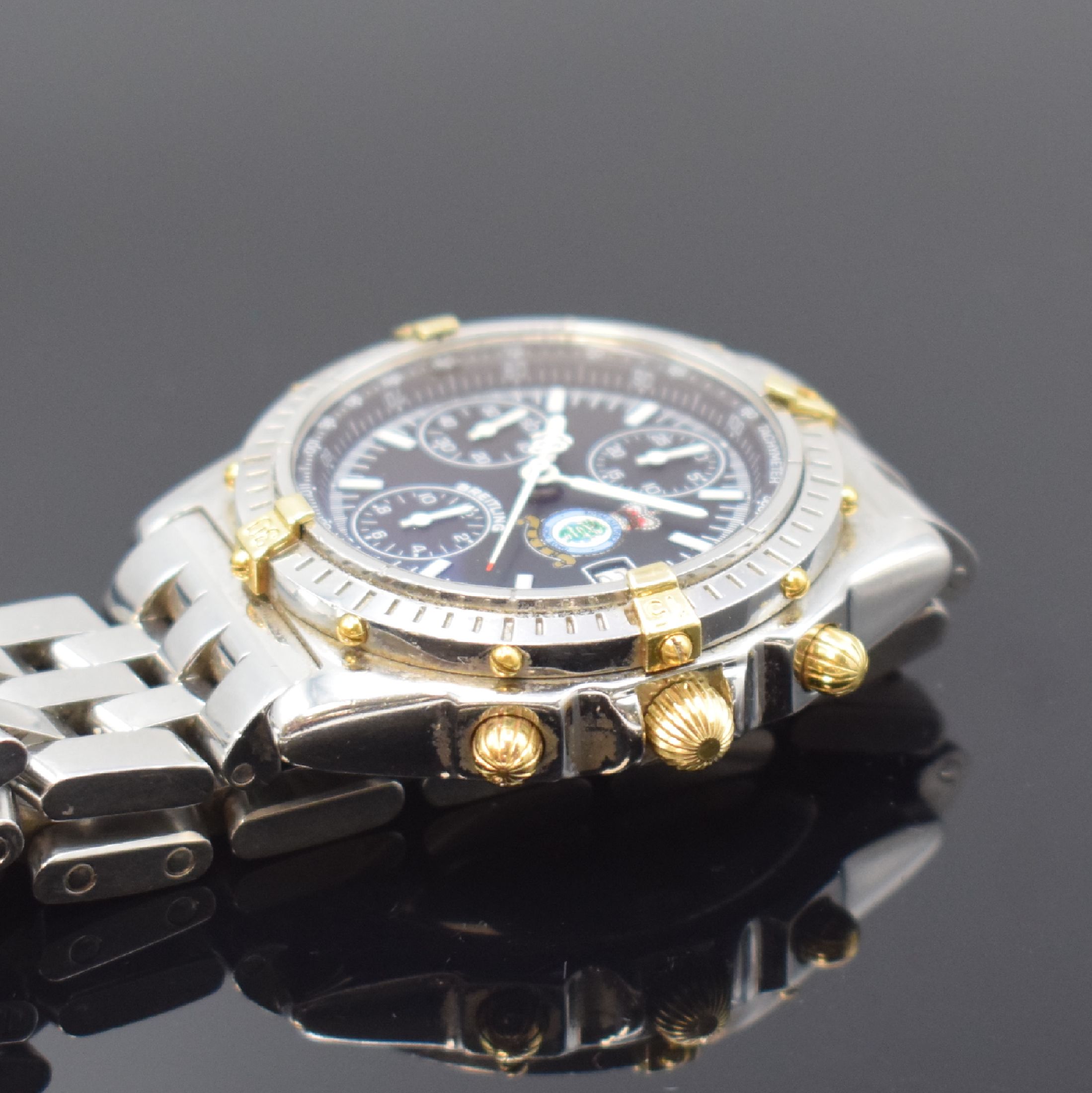 Detail c: BREITLING Chronomat limitiertes Sondermodell Royal Air Force Hong Kong, Schweiz um 1997, Automatik, verschr. Stahlgeh. am orig. Pilotband, Boden m. ...