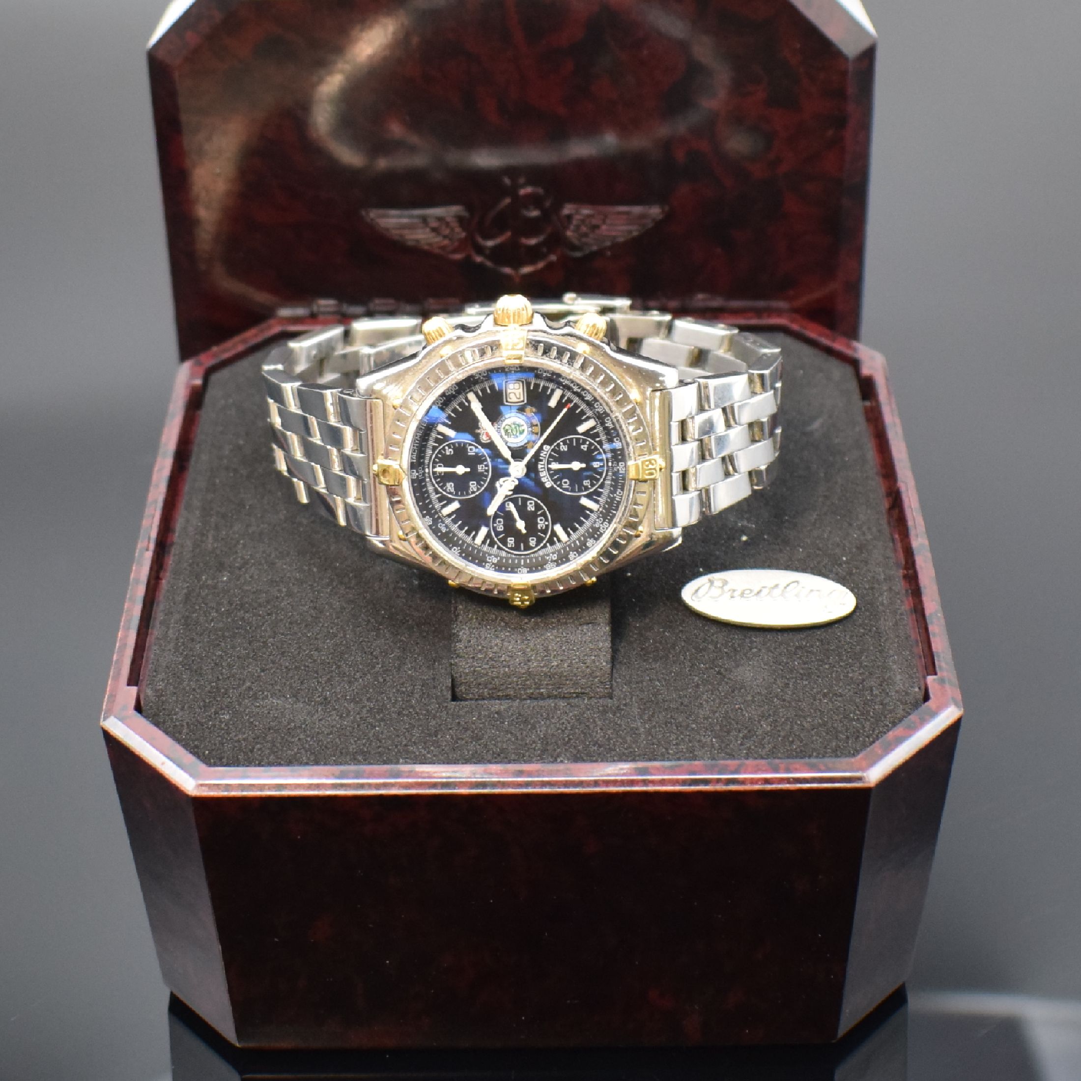 Detail e: BREITLING Chronomat limitiertes Sondermodell Royal Air Force Hong Kong, Schweiz um 1997, Automatik, verschr. Stahlgeh. am orig. Pilotband, Boden m. ...