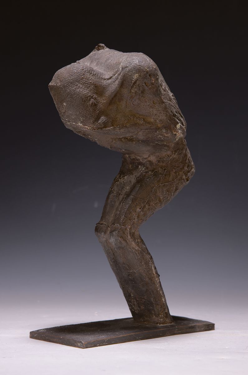 Thomas Duttenhofer, geb. 1950, gebeugte Figur, Bronze von 1994, ca. 30x9 cm