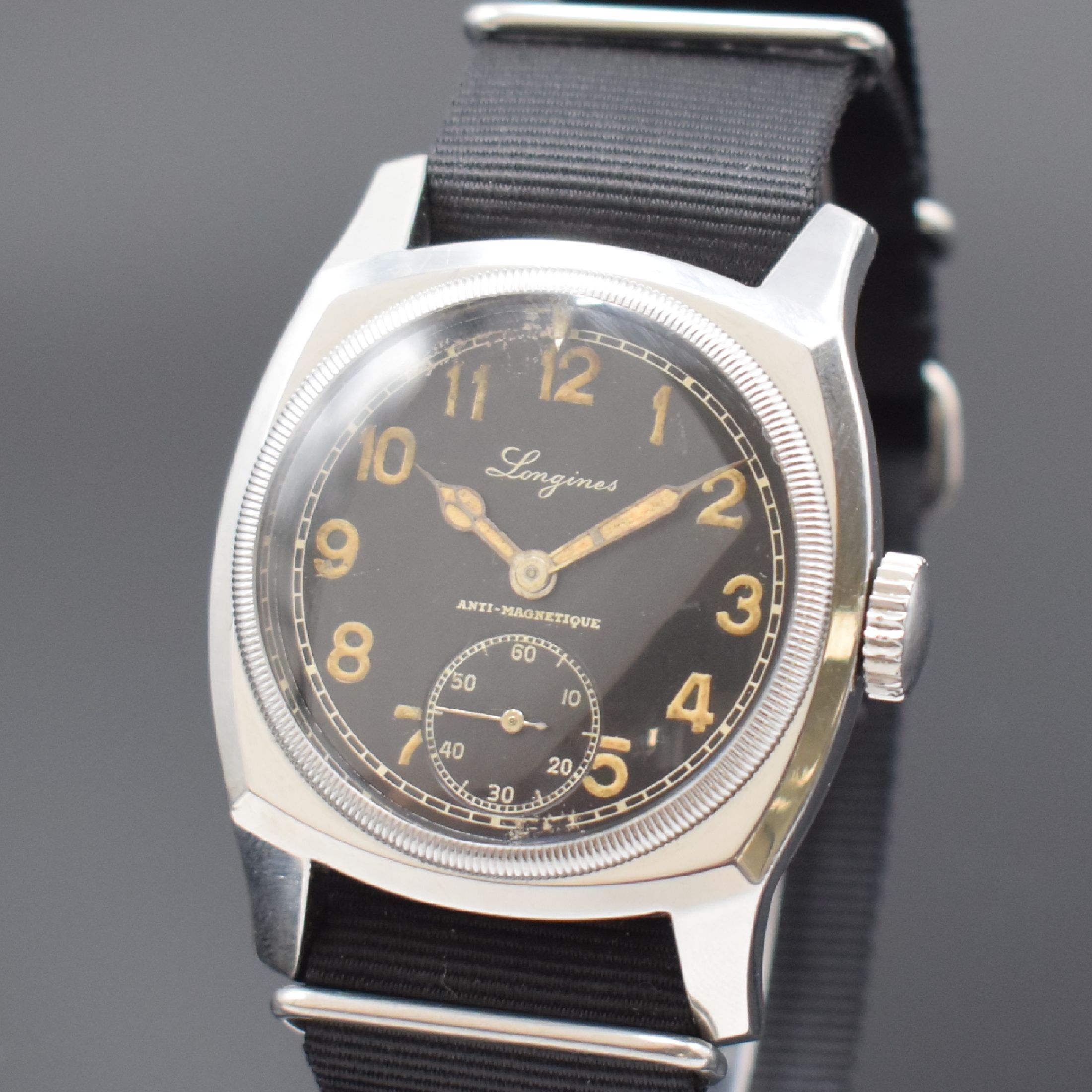Detail a: LONGINES Fliegeruhr des tschechischen Militärs in Stahl Referenz 23313, Schweiz um 1946, Handaufzug, großes Carré-Cambré Geh., Boden m. ...