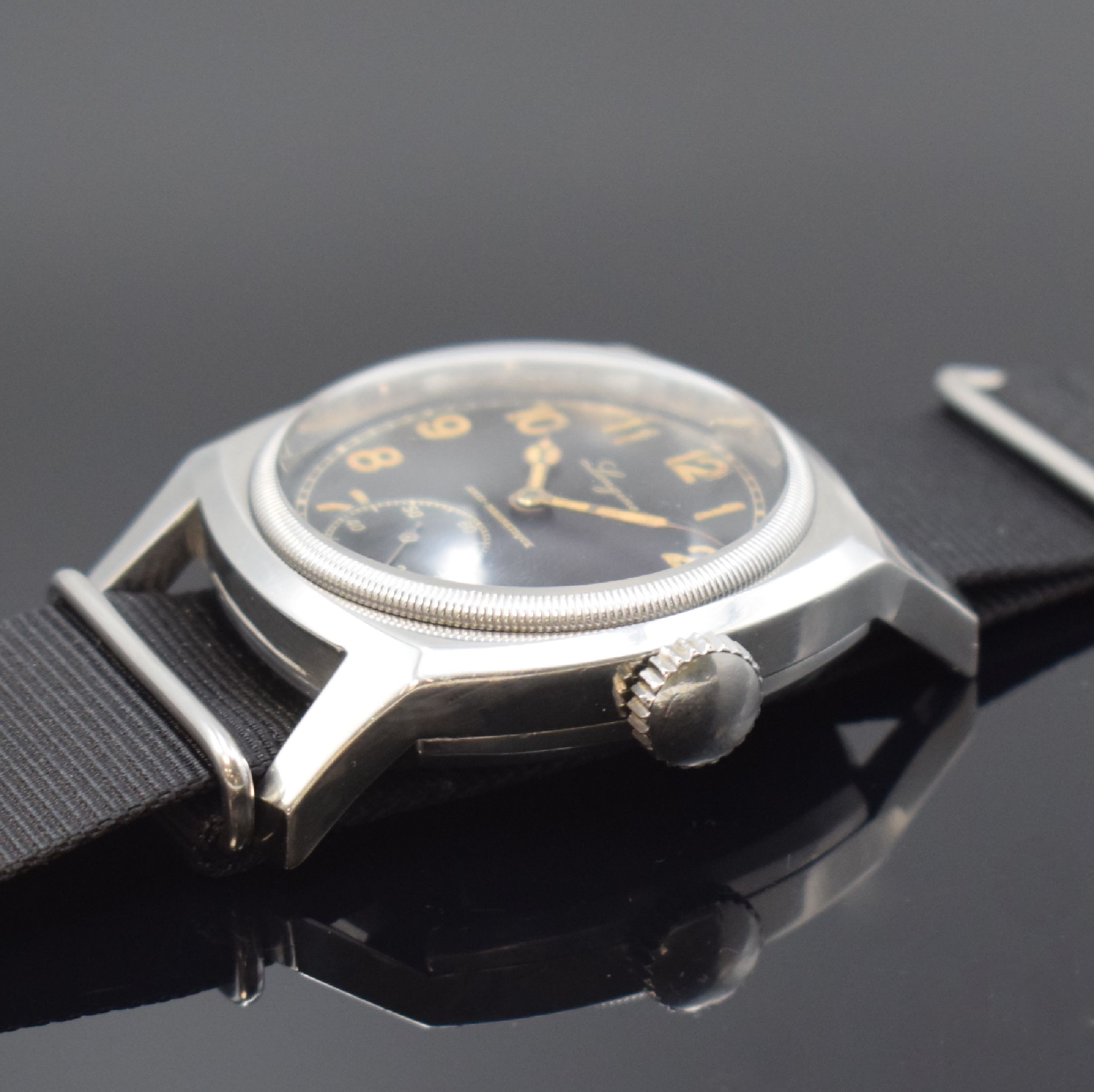 Detail b: LONGINES Fliegeruhr des tschechischen Militärs in Stahl Referenz 23313, Schweiz um 1946, Handaufzug, großes Carré-Cambré Geh., Boden m. ...