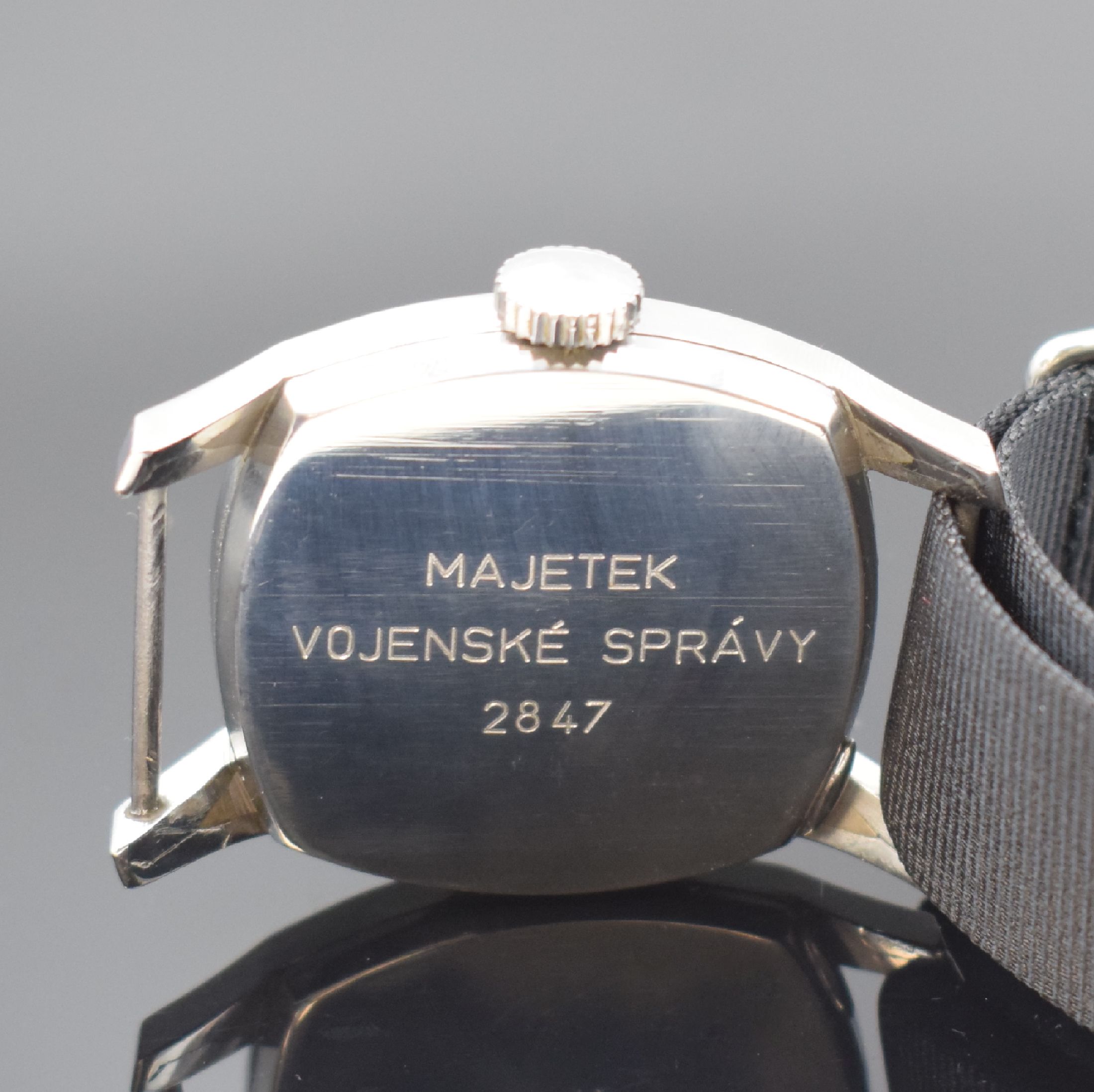 Detail c: LONGINES Fliegeruhr des tschechischen Militärs in Stahl Referenz 23313, Schweiz um 1946, Handaufzug, großes Carré-Cambré Geh., Boden m. ...