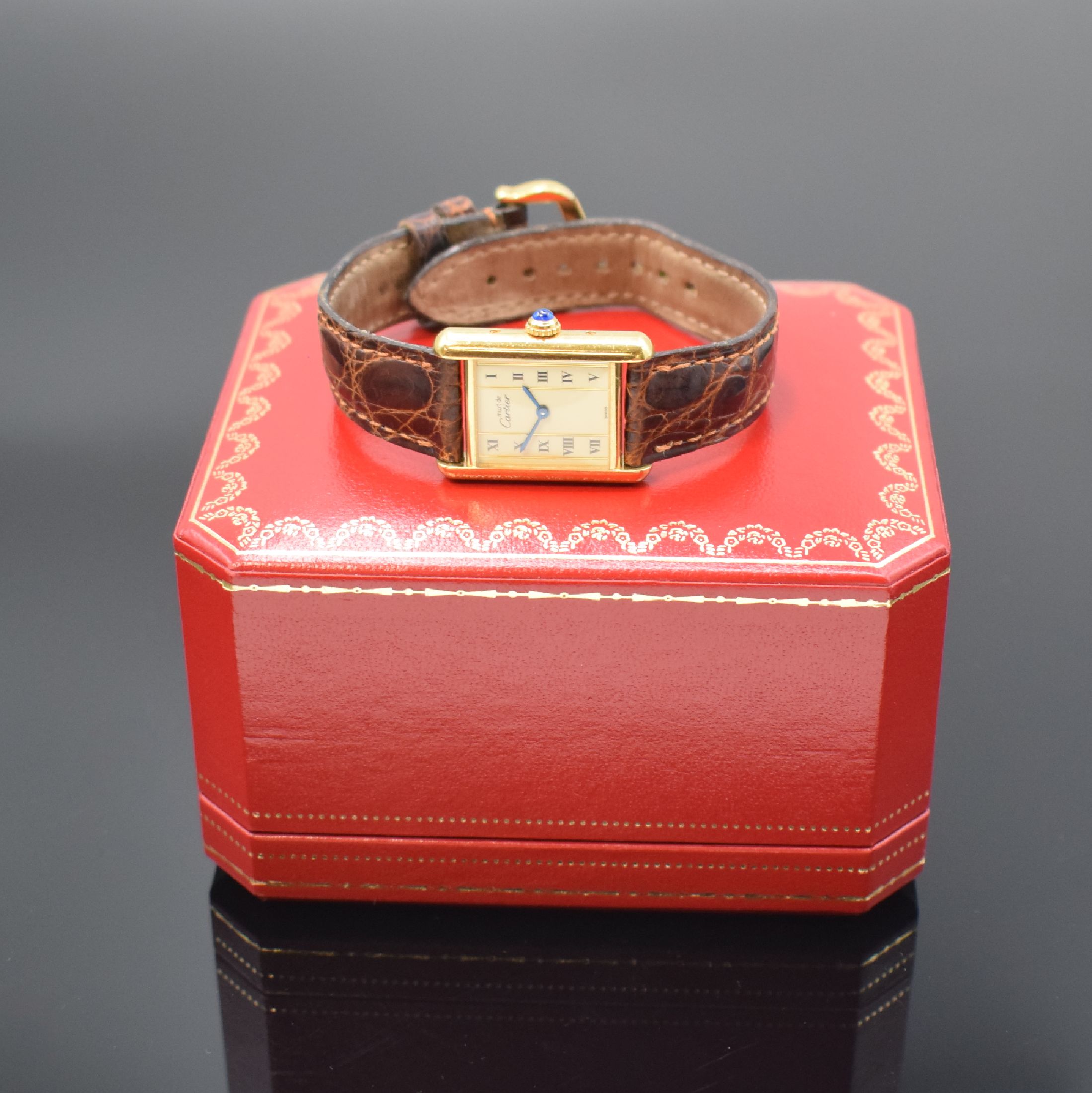 Detail d: CARTIER Paris Damenarmbanduhr Tank Vermeil Referenz 5057001, Schweiz 1990er Jahre, verg. Silbergeh. inkl. orig. Lederband m. orig. Dornschl., quarz, ...