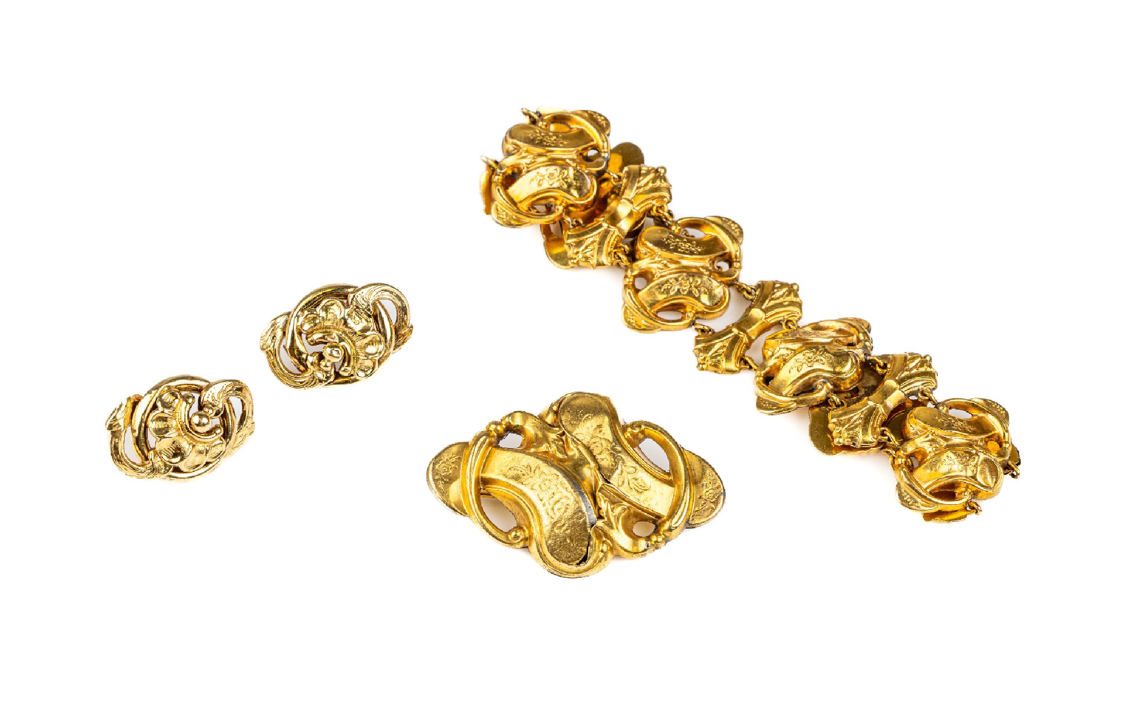 Konvolut Biedermeier-Schmuck, Schaumgold GG585/000, um 1820-30, hohl gearbeitet, best. aus: Paar Ohrstecker, 1 Armband, L. ca. 16 cm,und 1 Brosche, ...