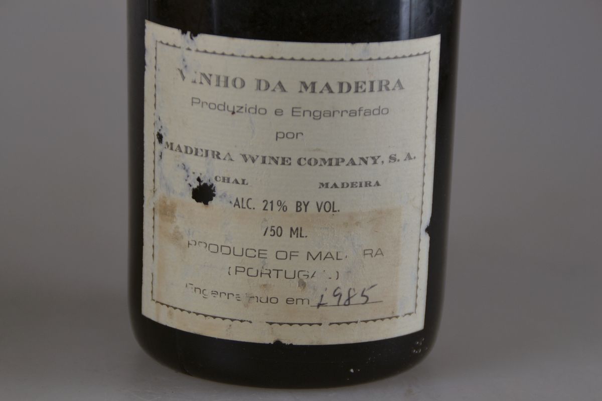 Detail a: 1 Flasche 1900 Leacock Madeira Moscatel, Vinho da Madeira Portugal, abgefüllt 1985, ca.750ml, 21% Vol., Füllhöhe 2 cm unter Etikett, in Holzkiste, ...