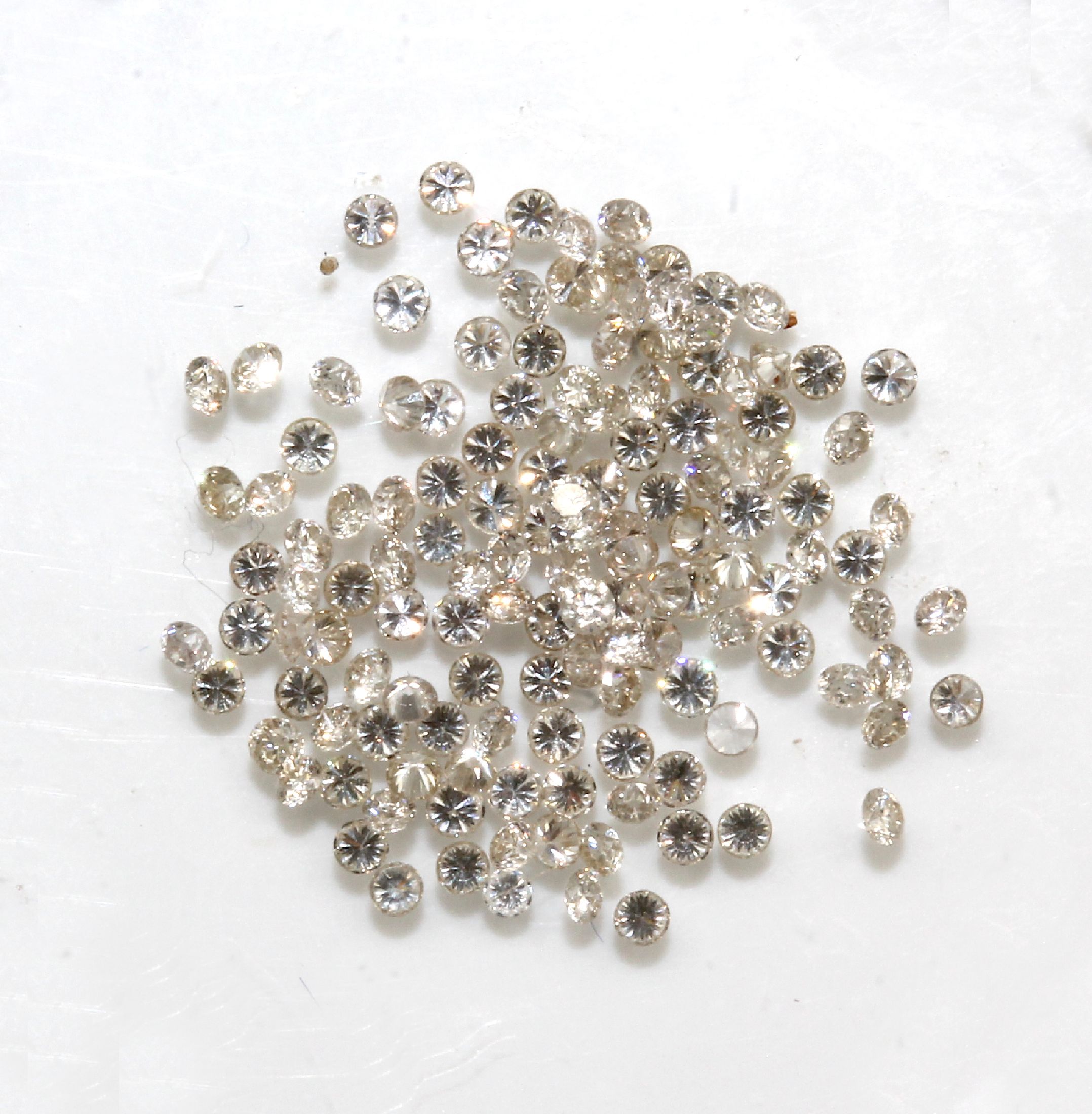 Lot Diamanten zus. ca. 1.00 ct feines Weiß- Weiß (G-H)/vs, Durchm. ca. 1.15 - 1.20 mm, Ausfassware
