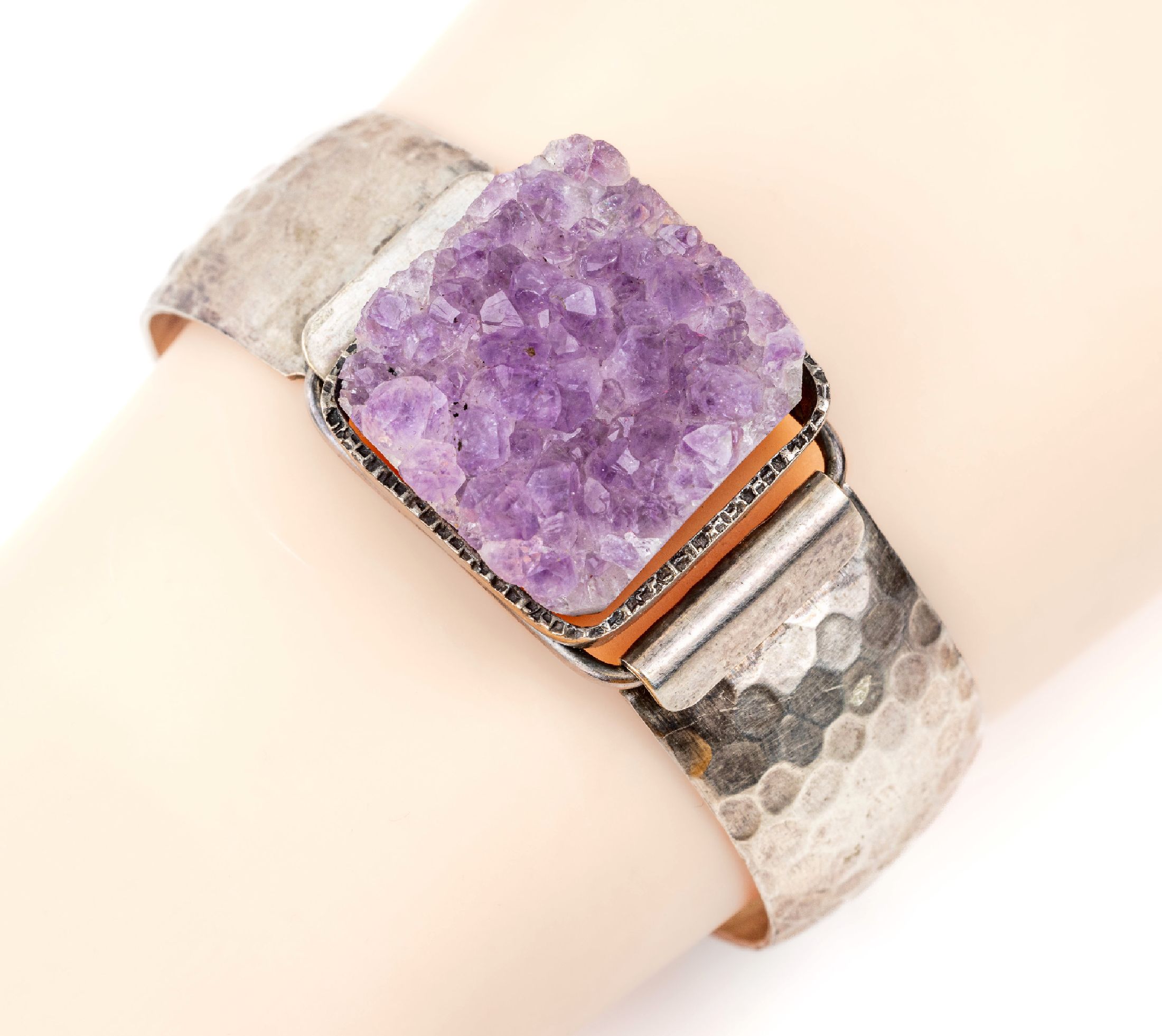 Design Amethyst-Armreif, 835er Silber, schlichte Gestaltung mit Hammerschlagdekor, Mittelteil mit Amethystdruse, Hakenschließe, D. ca. 5.7 x 4.7 ...