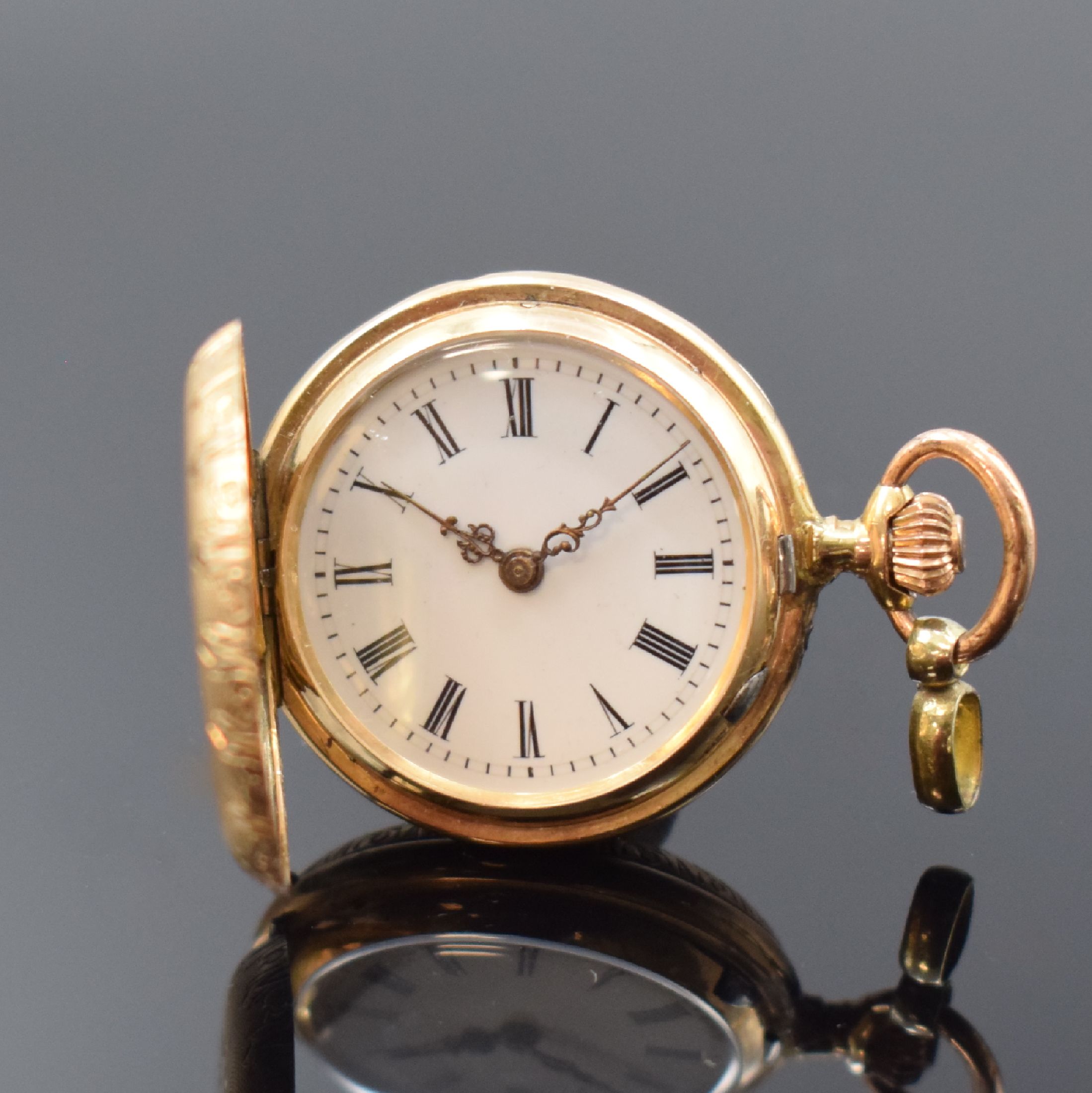 Savonette Damentaschenuhr in GG 585/000, Schweiz um 1900, guill. 3-Deckel Goldgeh., im Zentrum und an den Rändern floral grav., Emailzifferbl., ...