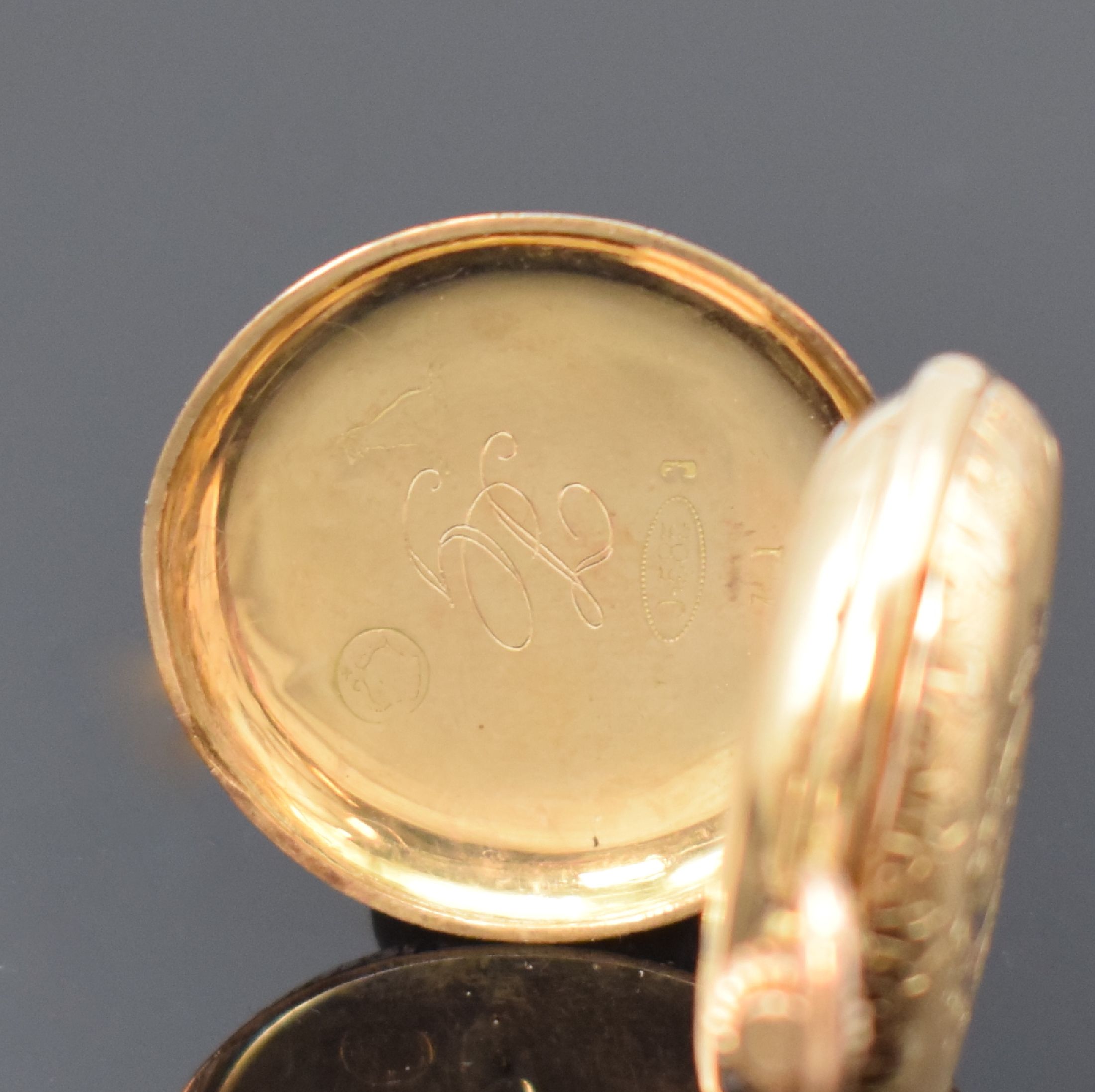 Detail a: Savonette Damentaschenuhr in GG 585/000, Schweiz um 1900, guill. 3-Deckel Goldgeh., im Zentrum und an den Rändern floral grav., Emailzifferbl., ...