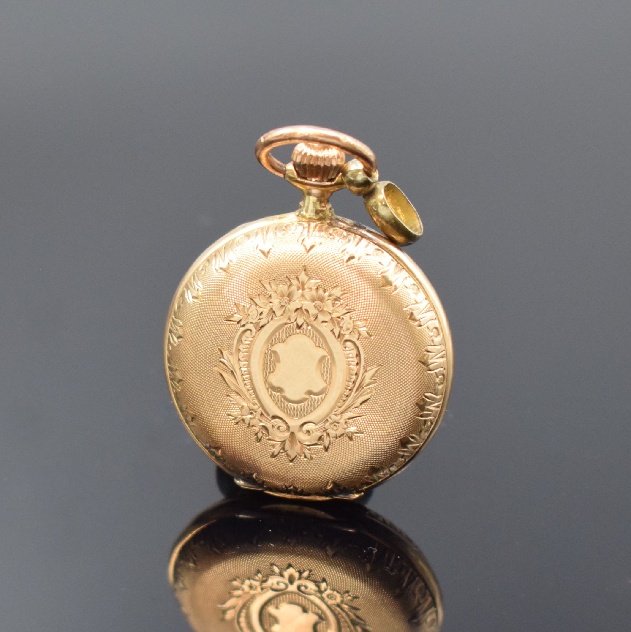 Detail b: Savonette Damentaschenuhr in GG 585/000, Schweiz um 1900, guill. 3-Deckel Goldgeh., im Zentrum und an den Rändern floral grav., Emailzifferbl., ...