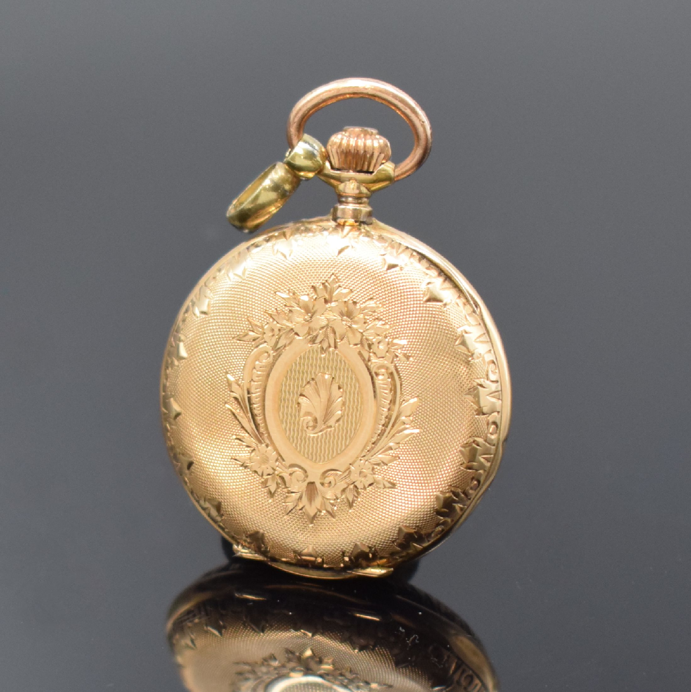 Detail c: Savonette Damentaschenuhr in GG 585/000, Schweiz um 1900, guill. 3-Deckel Goldgeh., im Zentrum und an den Rändern floral grav., Emailzifferbl., ...
