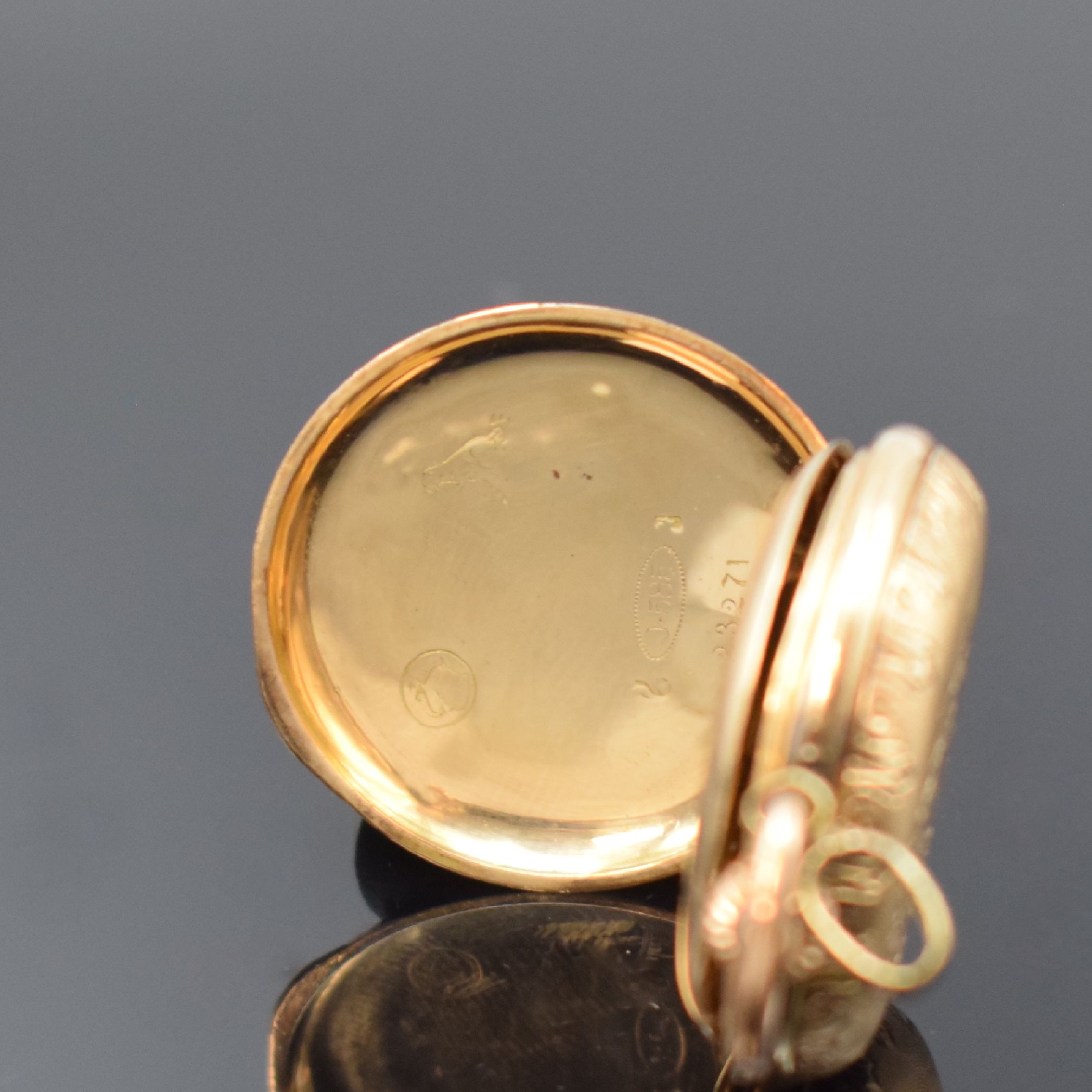 Detail d: Savonette Damentaschenuhr in GG 585/000, Schweiz um 1900, guill. 3-Deckel Goldgeh., im Zentrum und an den Rändern floral grav., Emailzifferbl., ...
