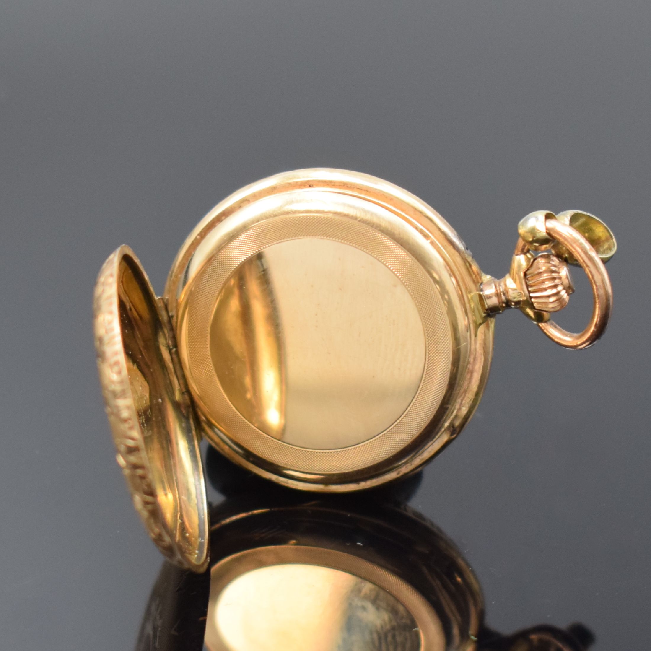 Detail e: Savonette Damentaschenuhr in GG 585/000, Schweiz um 1900, guill. 3-Deckel Goldgeh., im Zentrum und an den Rändern floral grav., Emailzifferbl., ...
