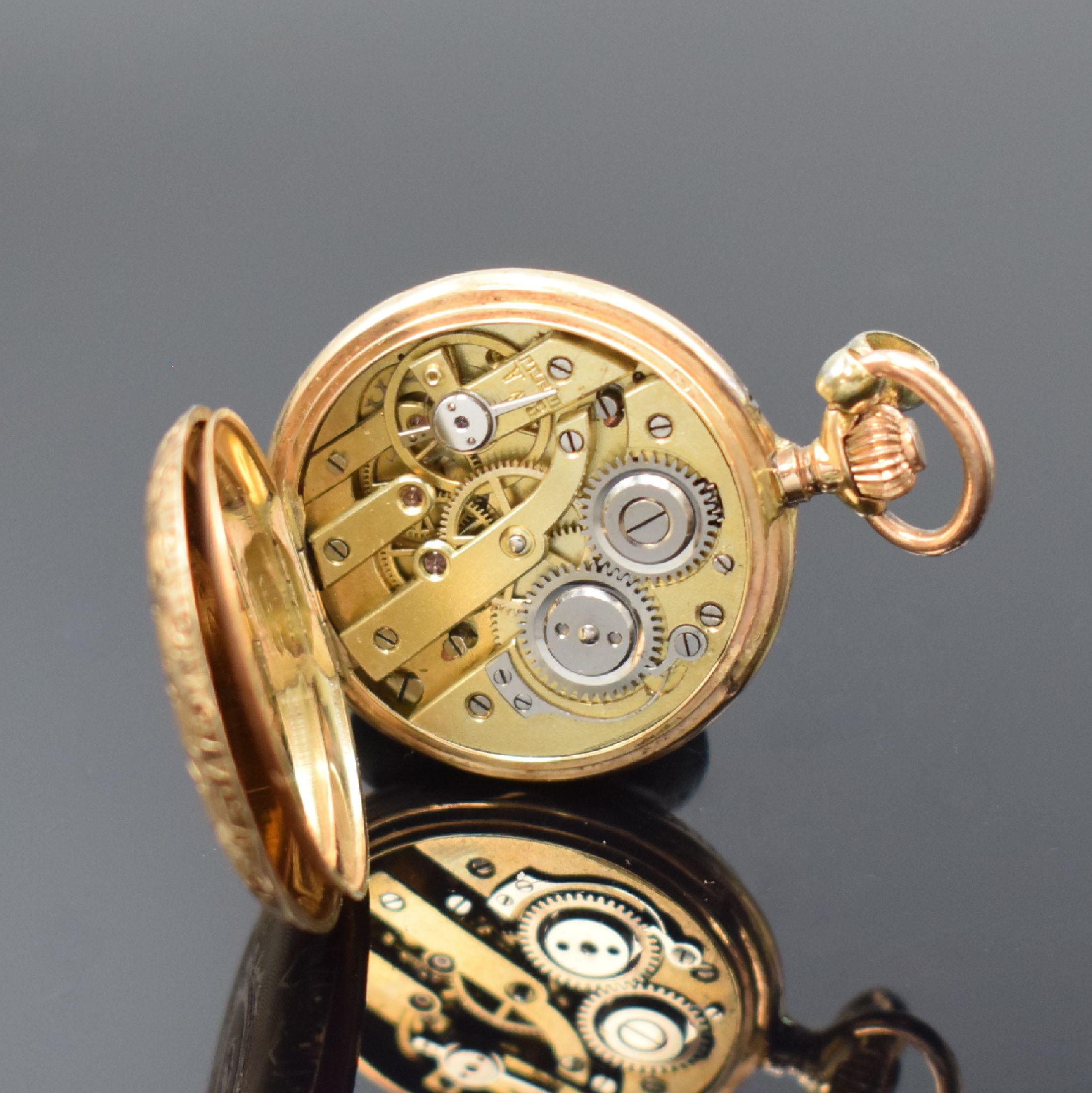 Detail g: Savonette Damentaschenuhr in GG 585/000, Schweiz um 1900, guill. 3-Deckel Goldgeh., im Zentrum und an den Rändern floral grav., Emailzifferbl., ...