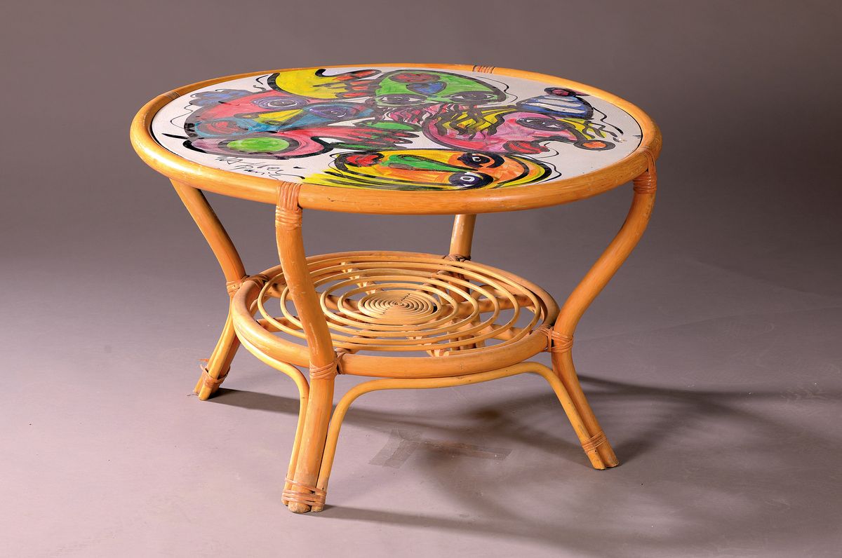 Pater Robert Keil, geb. 1942, Ohne Titel, Glasplatte eines Rattan-Tisches bemalt mit verschiedenen Gesichtern, signiert, D. ca. 75cm, H. ca. 50cm