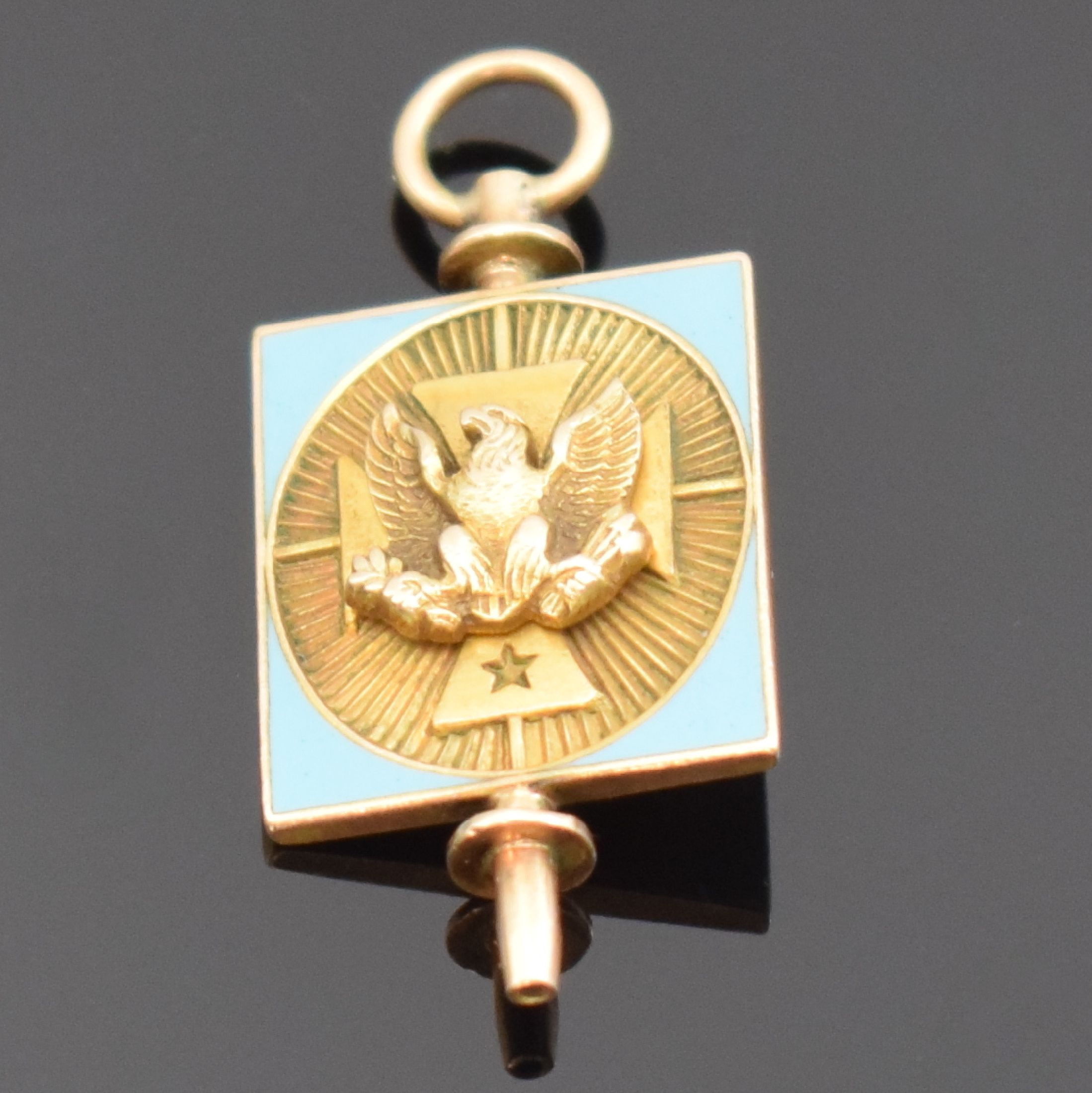 Detail a: Ausgefallener emaillierter Korrekturschlüssel in 10k Gold, USA erste Hälfte 20. Jhd., Amerikanischer Adler auf Kreuz, Gew. ca. 6g, in ...