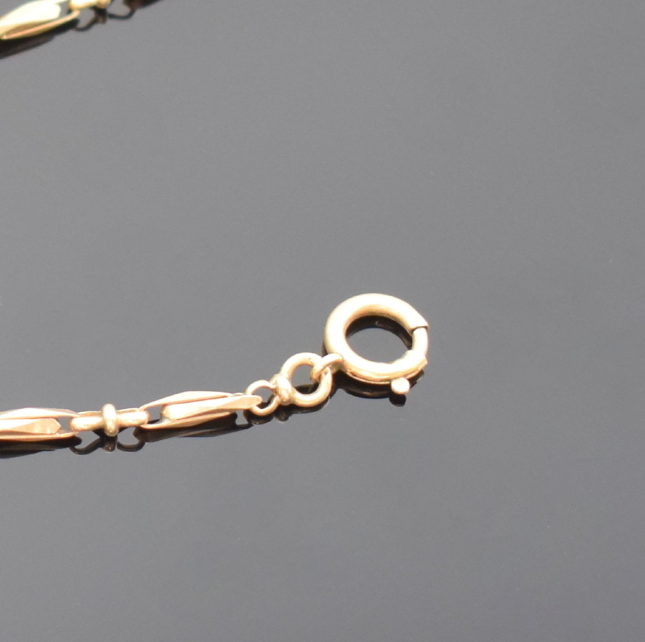 Detail a: Taschenuhrkette in RG 585/000, um 1920, Karabiner u. Federring, Nutzsp., L. ca. 38,5 cm, Gew. ca. 11g, in gebrauchsfähigem Zustand