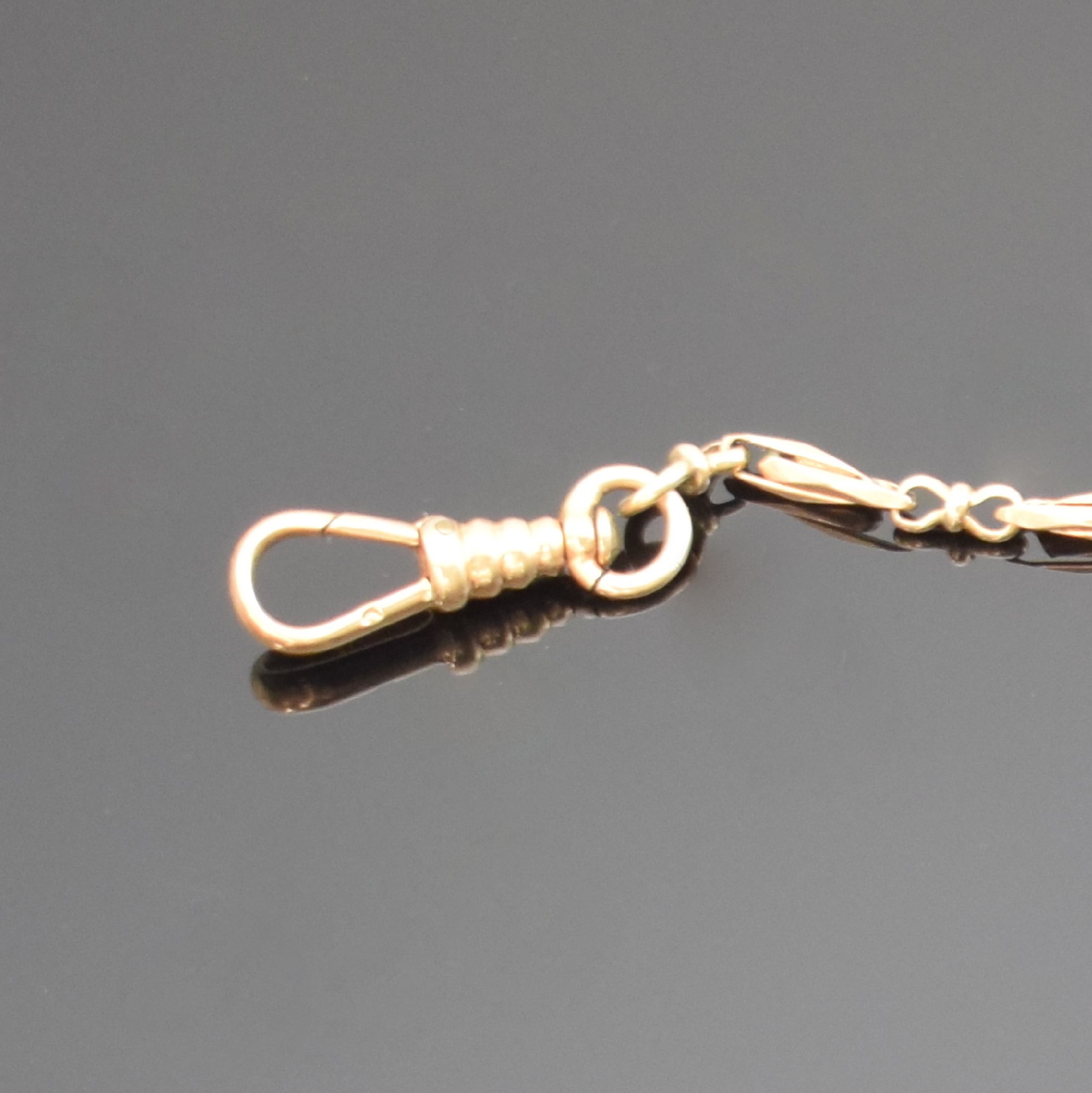 Detail b: Taschenuhrkette in RG 585/000, um 1920, Karabiner u. Federring, Nutzsp., L. ca. 38,5 cm, Gew. ca. 11g, in gebrauchsfähigem Zustand